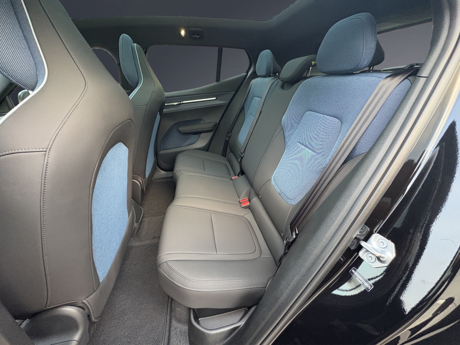 VOLVO EX30 Cross Country E60 69kWh Twin Performance AWD-image-9