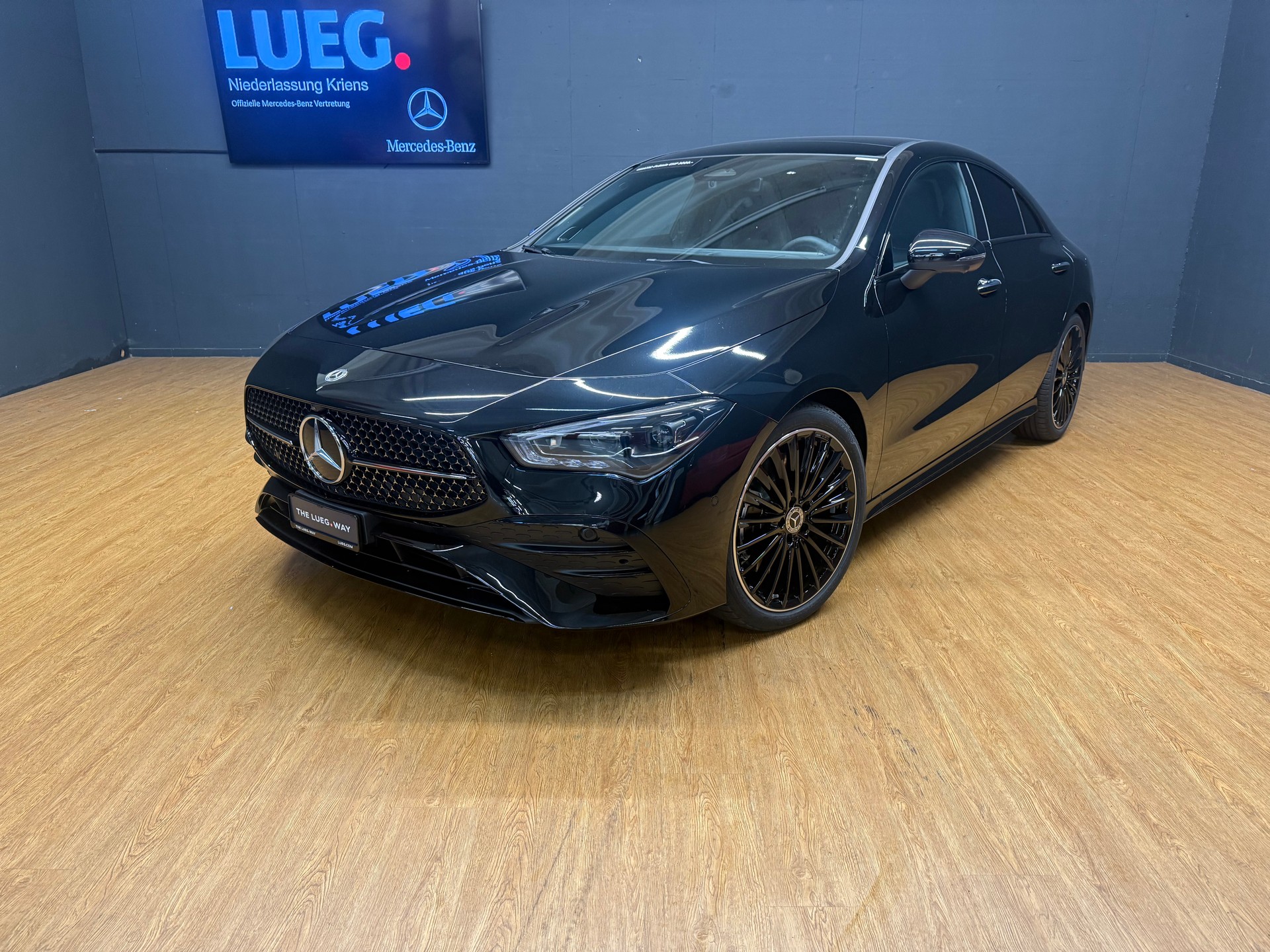 MERCEDES-BENZ CLA 250 4M - DISTRONIC / 360 Grad Kamera / Head-Up Display