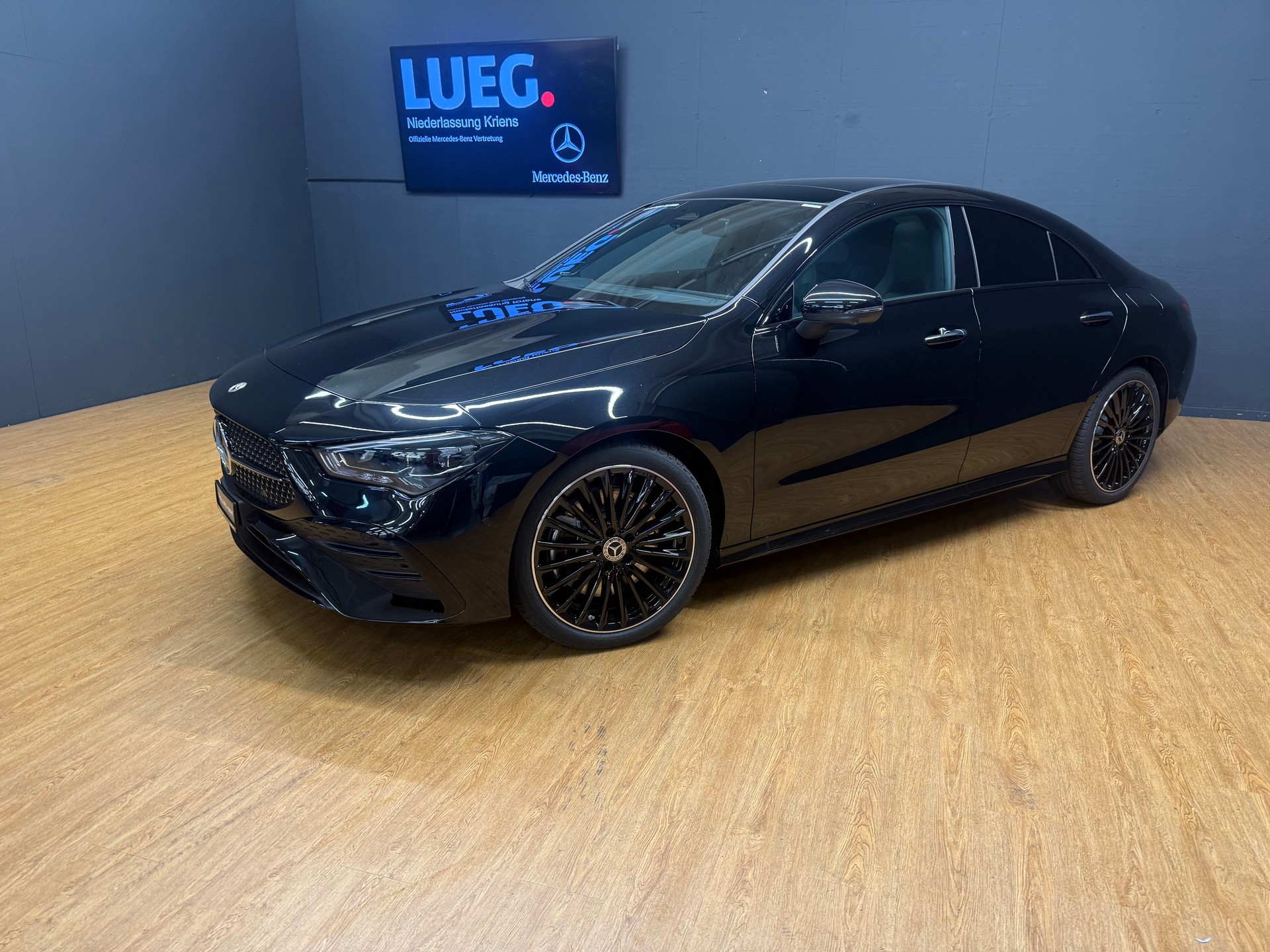 MERCEDES-BENZ CLA 250 4M - DISTRONIC / 360 Grad Kamera / Head-Up Display-image-1