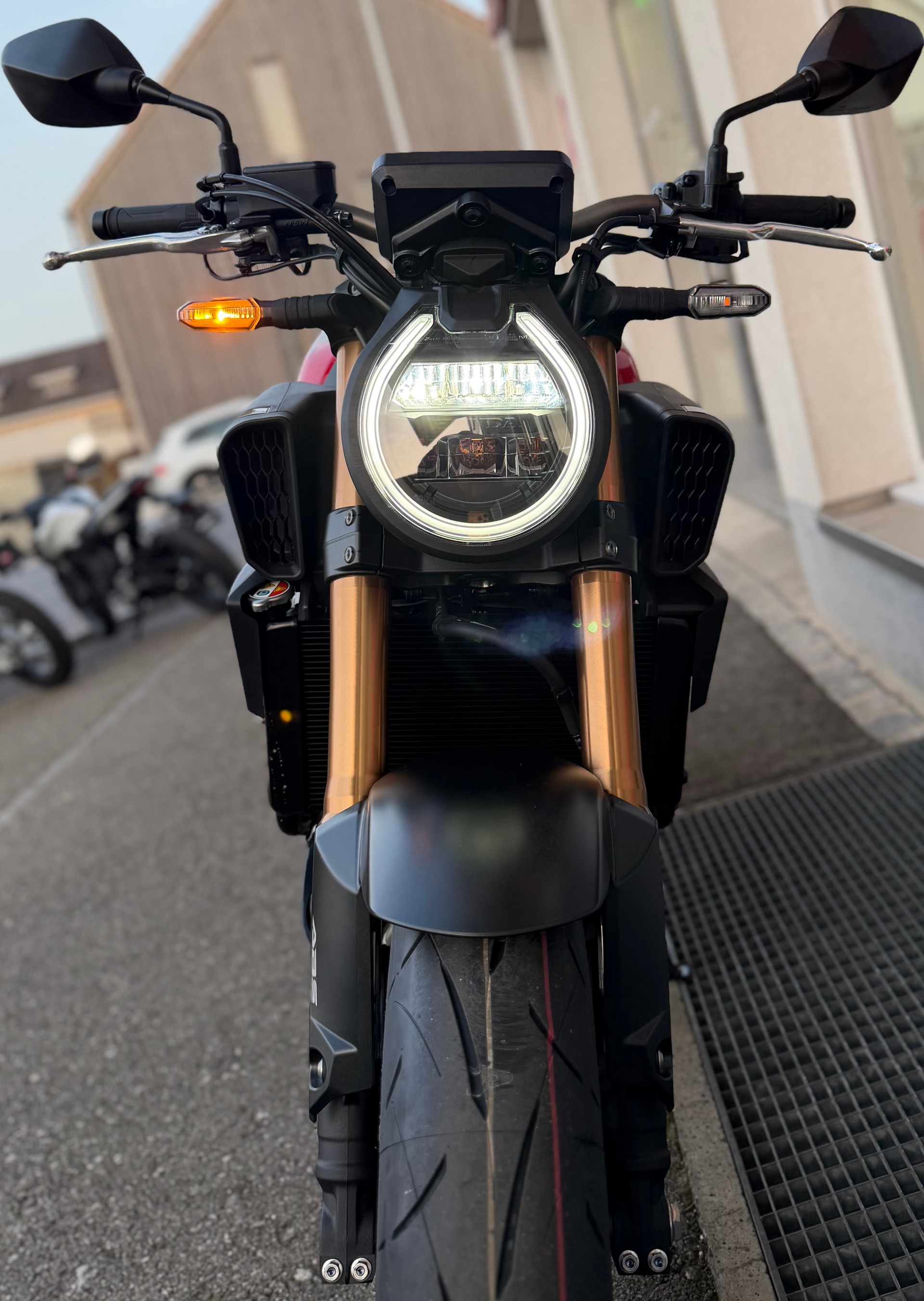 HONDA CB 650 R E-Clutch - 2026-showroom-element-1