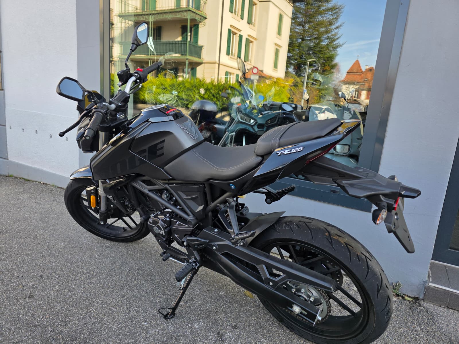 VOGE 125R Niked-showroom-element-2