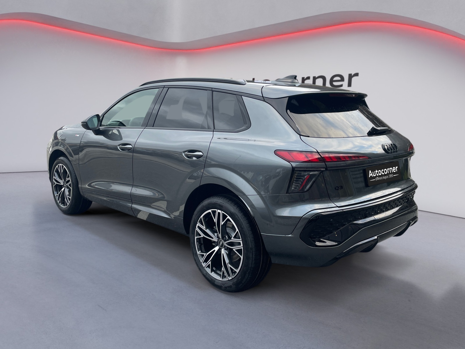 AUDI Q3 SUV 110 kW TFSI S tronic-image-2