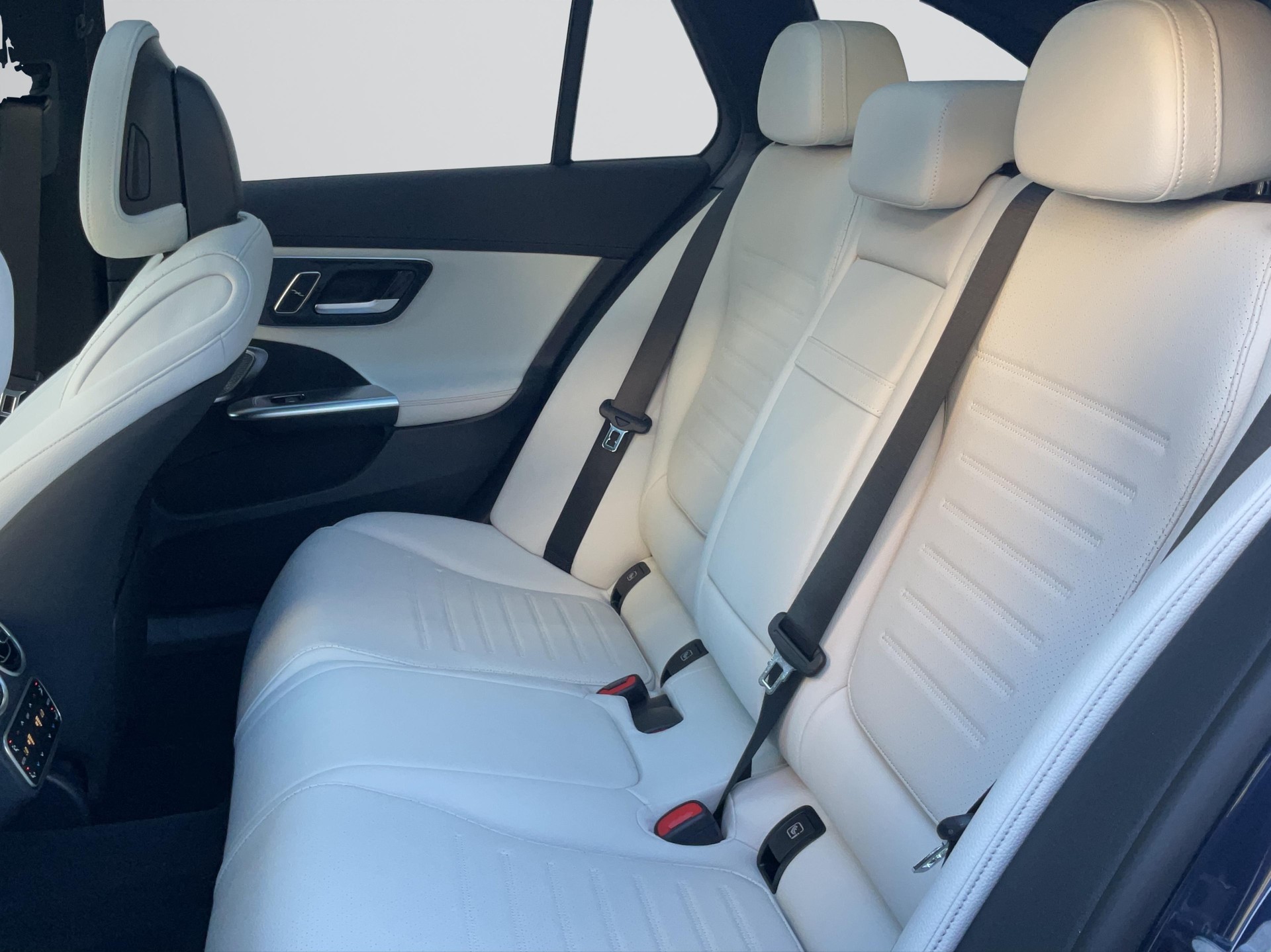 MERCEDES-BENZ C 300 de 4MATIC T-Modell AMG Line-image-7