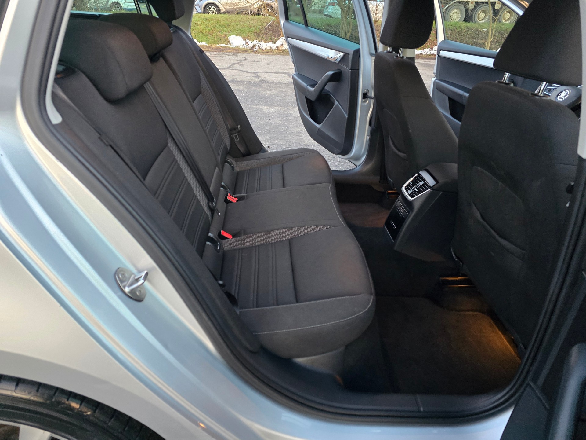 SKODA Octavia Combi 2.0 TDI Style 4x4 DSG-image-13