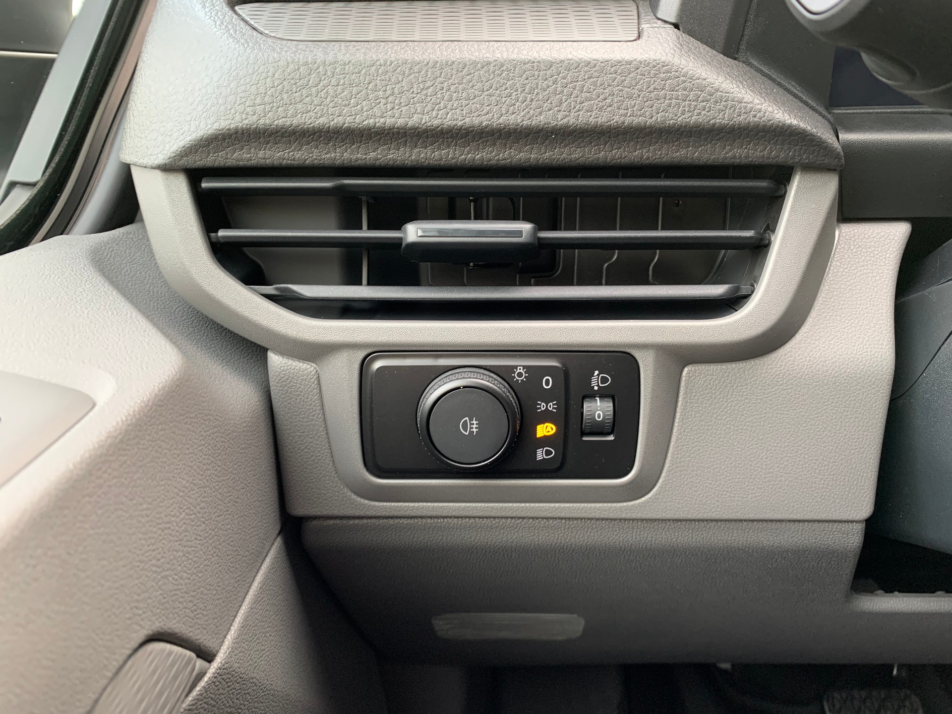 VW Transporter 2.0 TDI Lang Automat-image-10