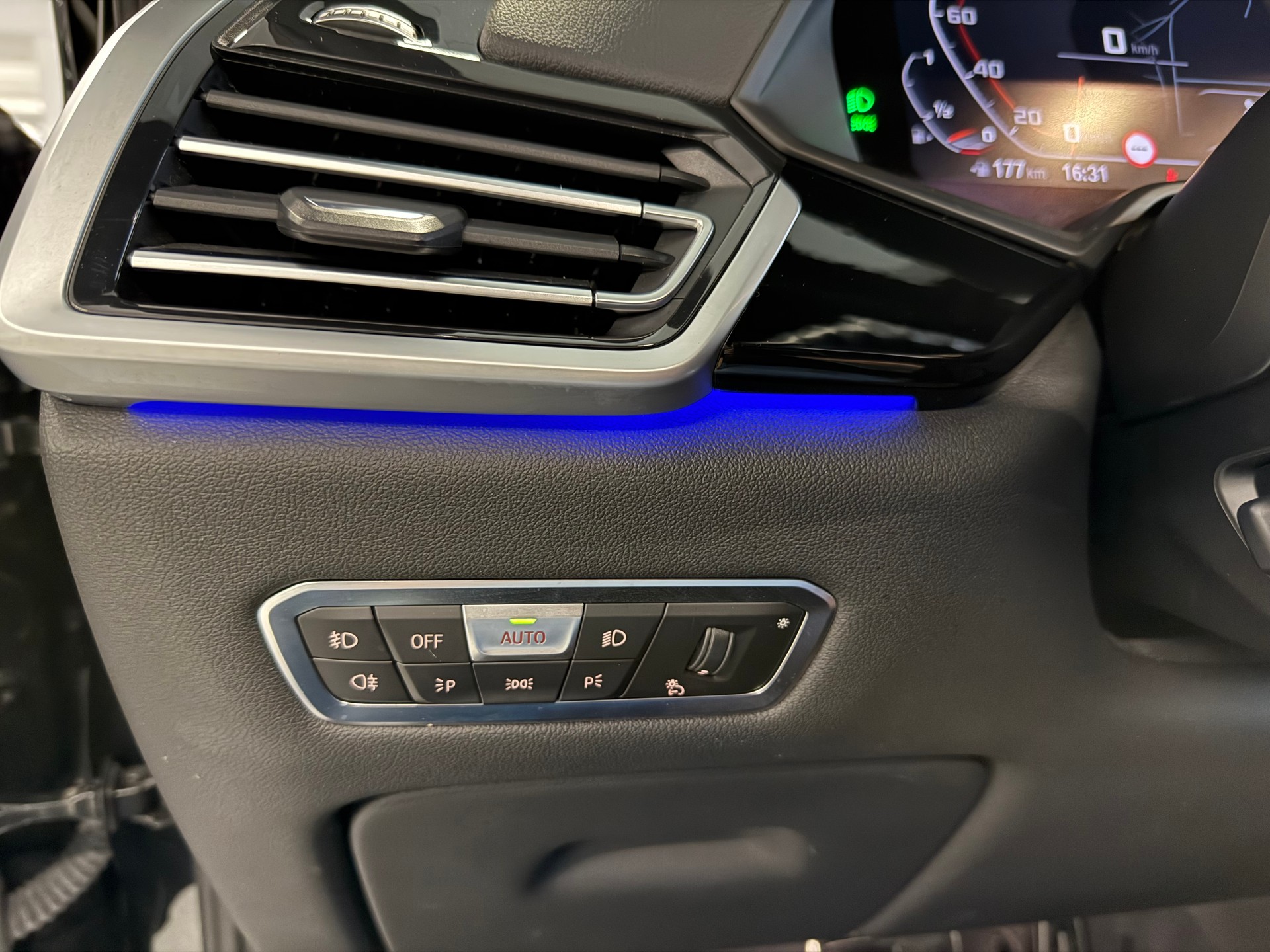 BMW X5 xDrive M50i Steptronic-image-15