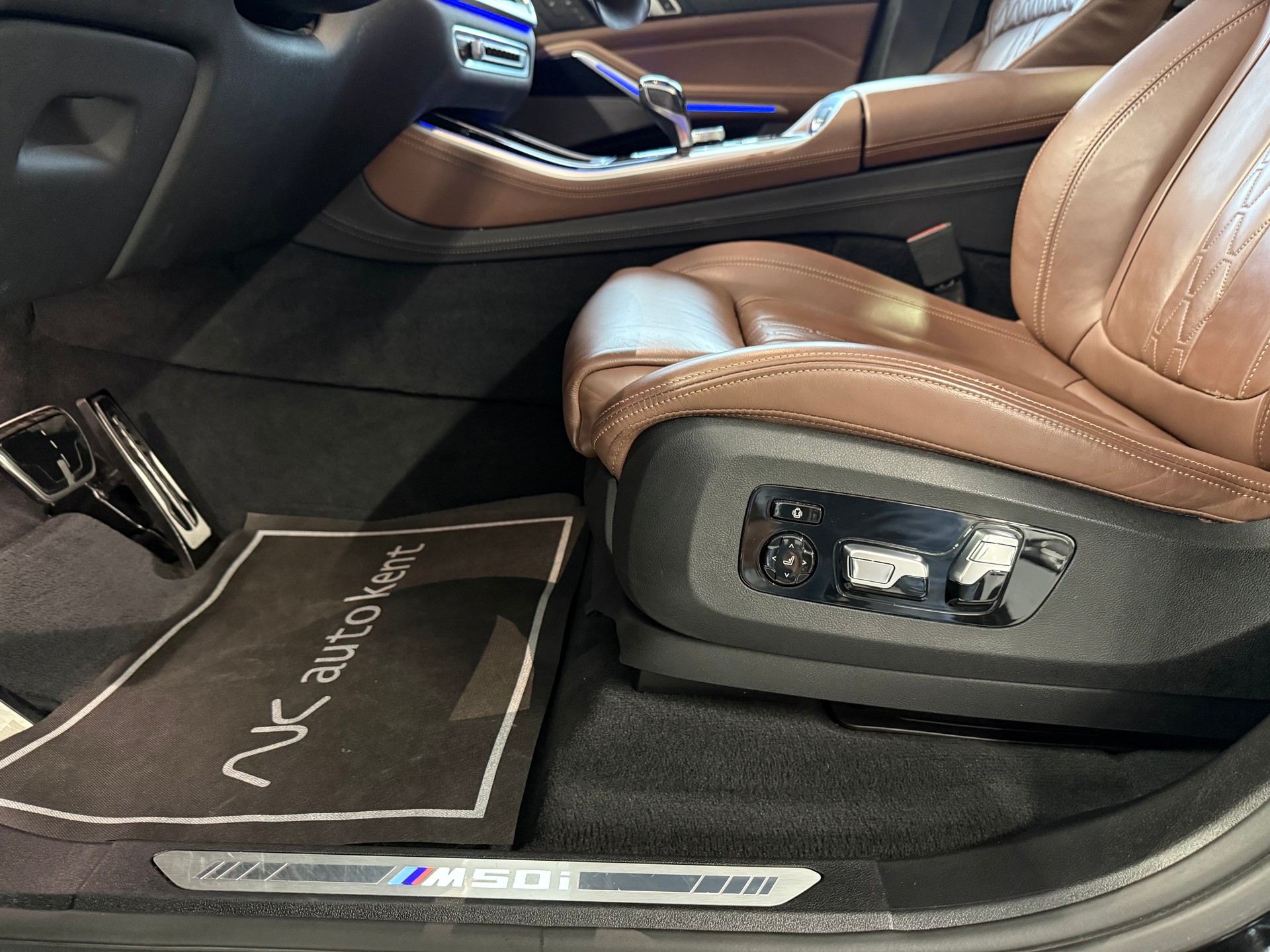 BMW X5 xDrive M50i Steptronic-image-17