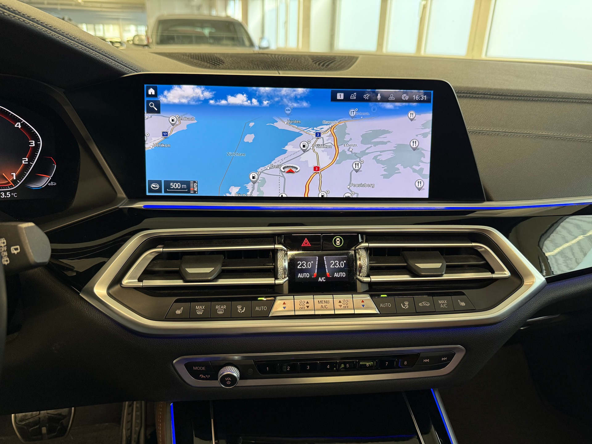 BMW X5 xDrive M50i Steptronic-image-12