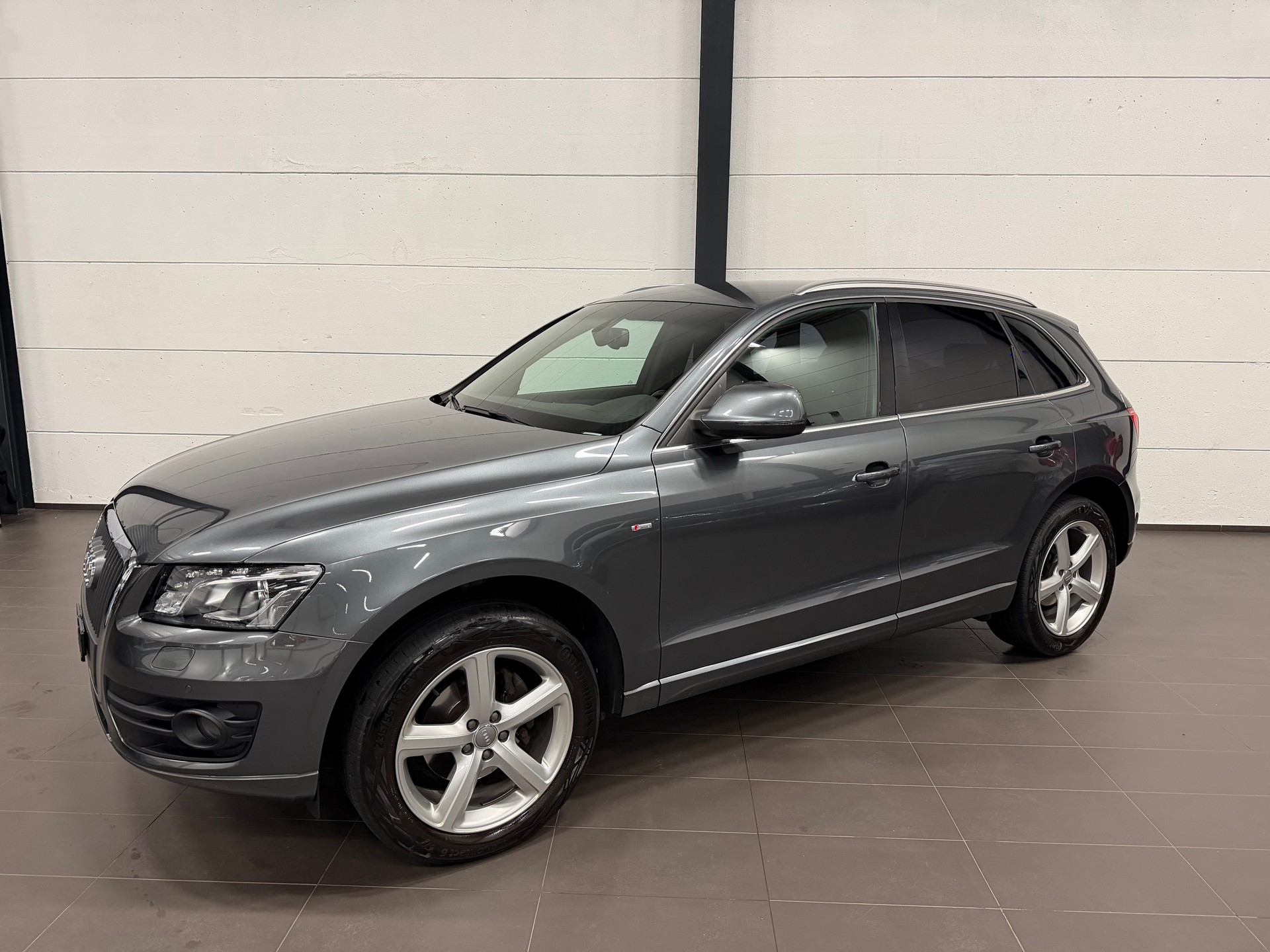 AUDI Q5 2.0 TDI quattro S-tronic S LINE-image-2