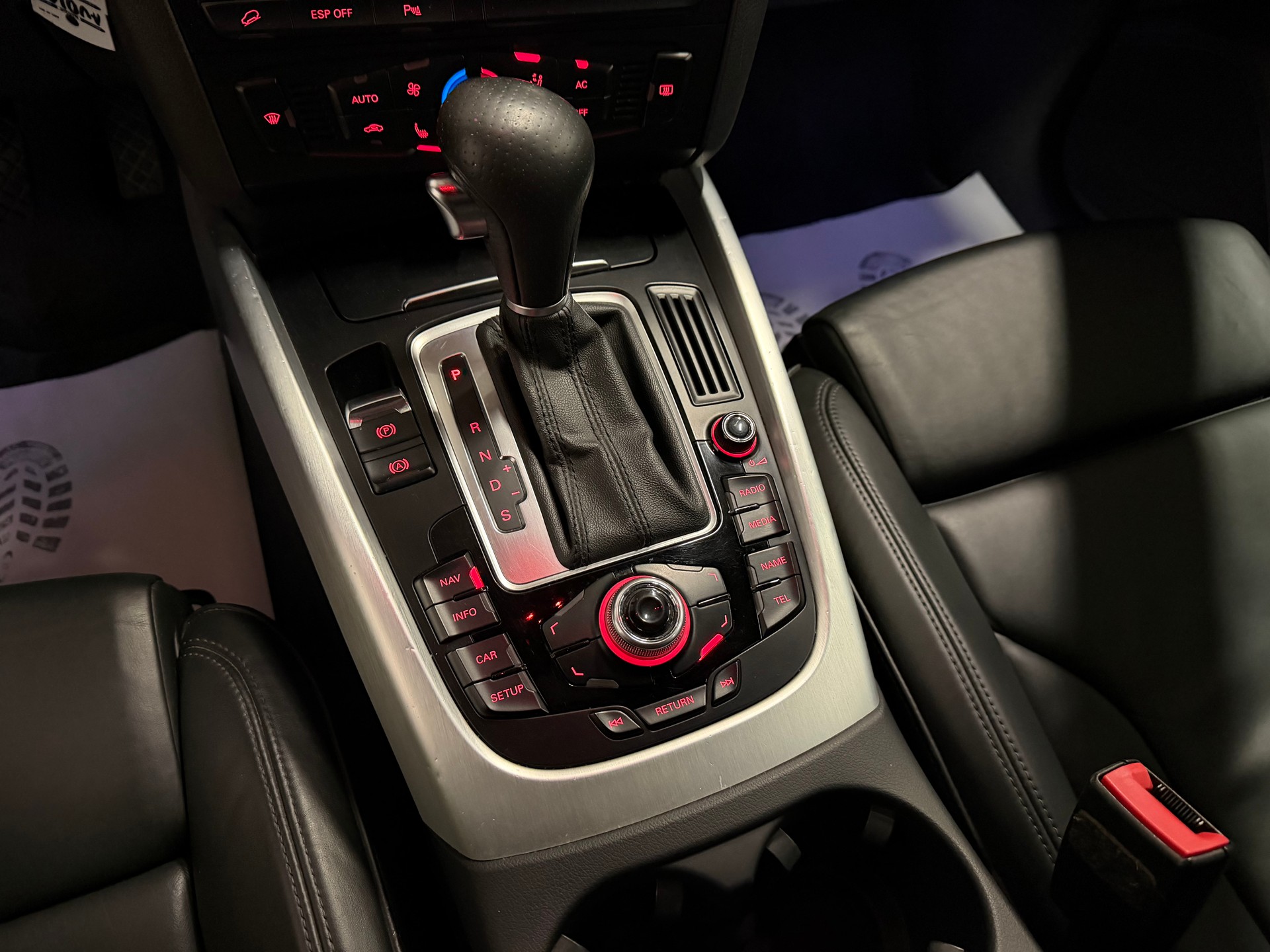 AUDI Q5 2.0 TDI quattro S-tronic S LINE-image-27