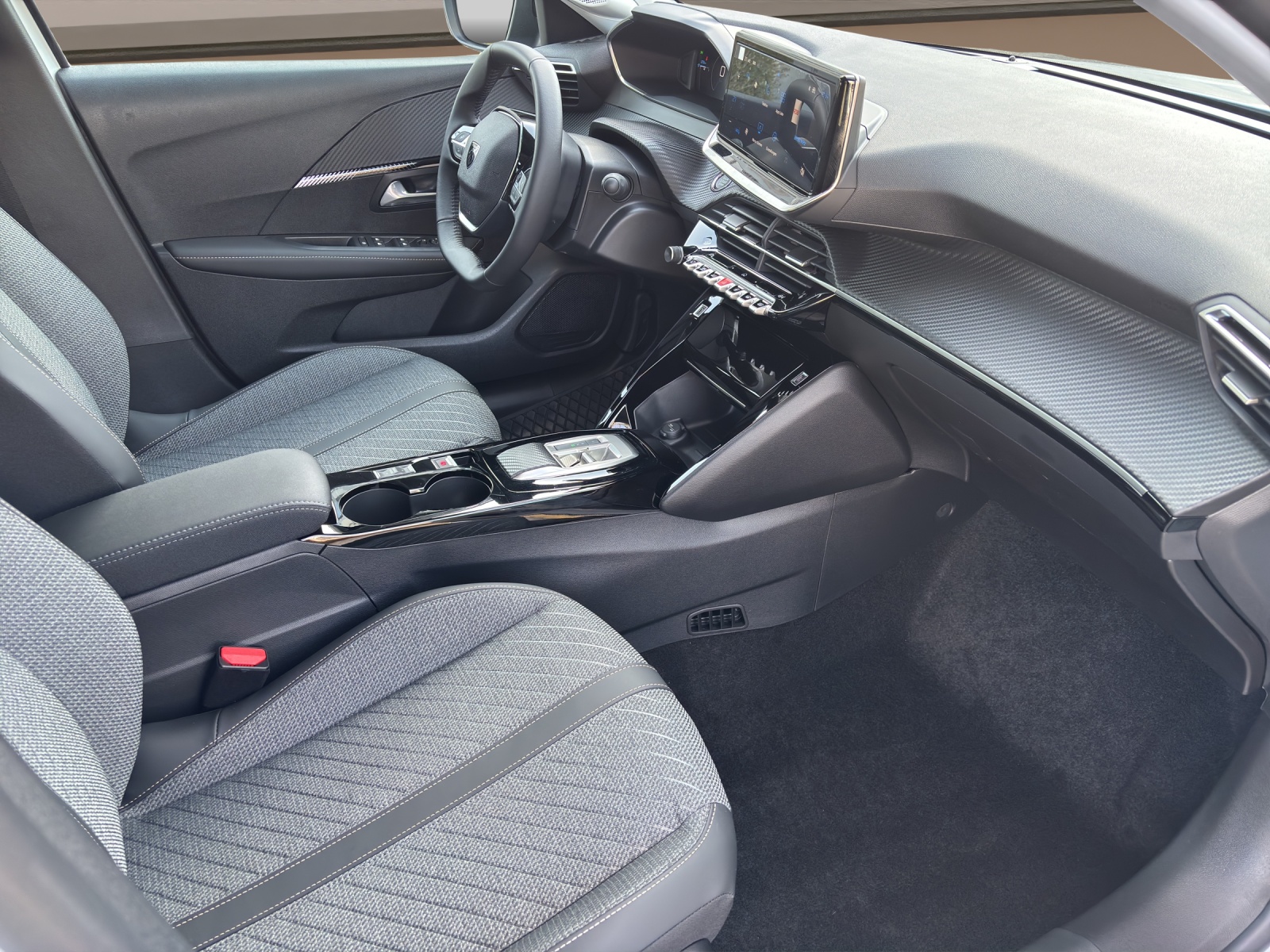 PEUGEOT 208 1.2 MHEV 110 Allure Premium-image-9