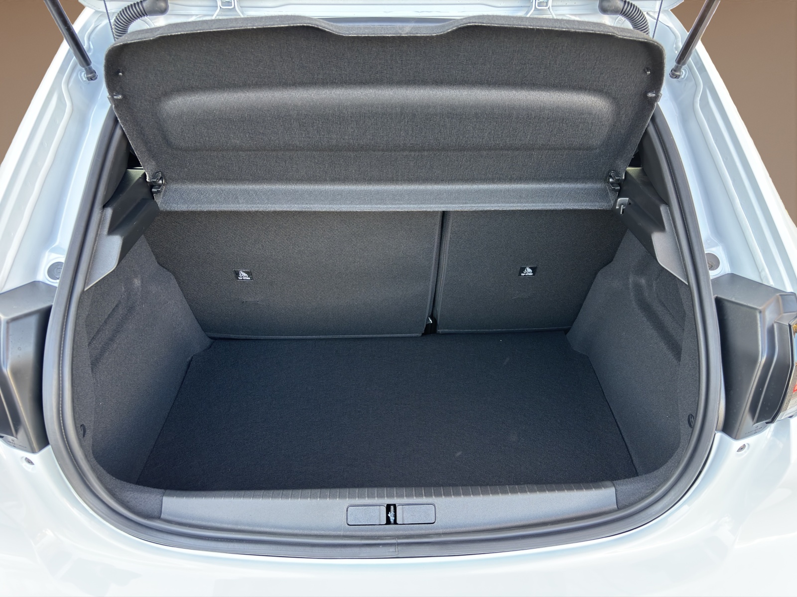 PEUGEOT 208 1.2 MHEV 110 Allure Premium-image-11