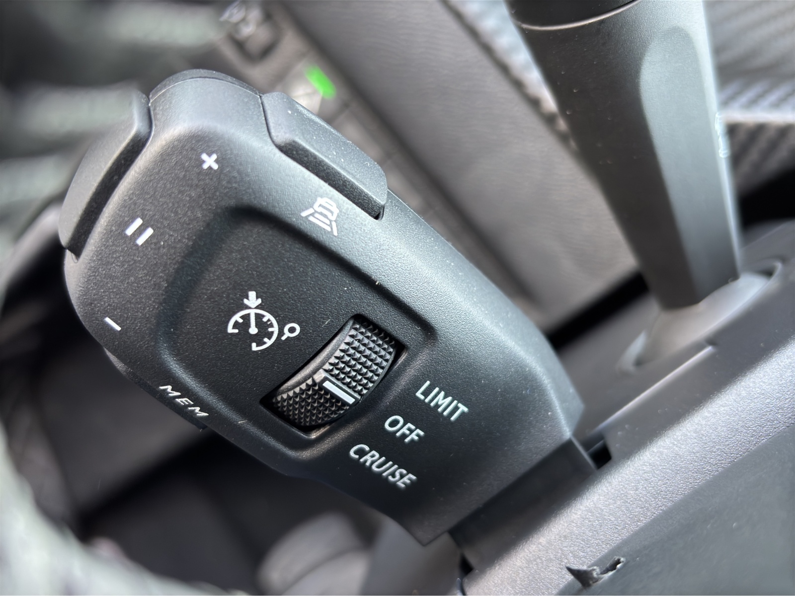 PEUGEOT 208 1.2 MHEV 110 Allure Premium-image-14