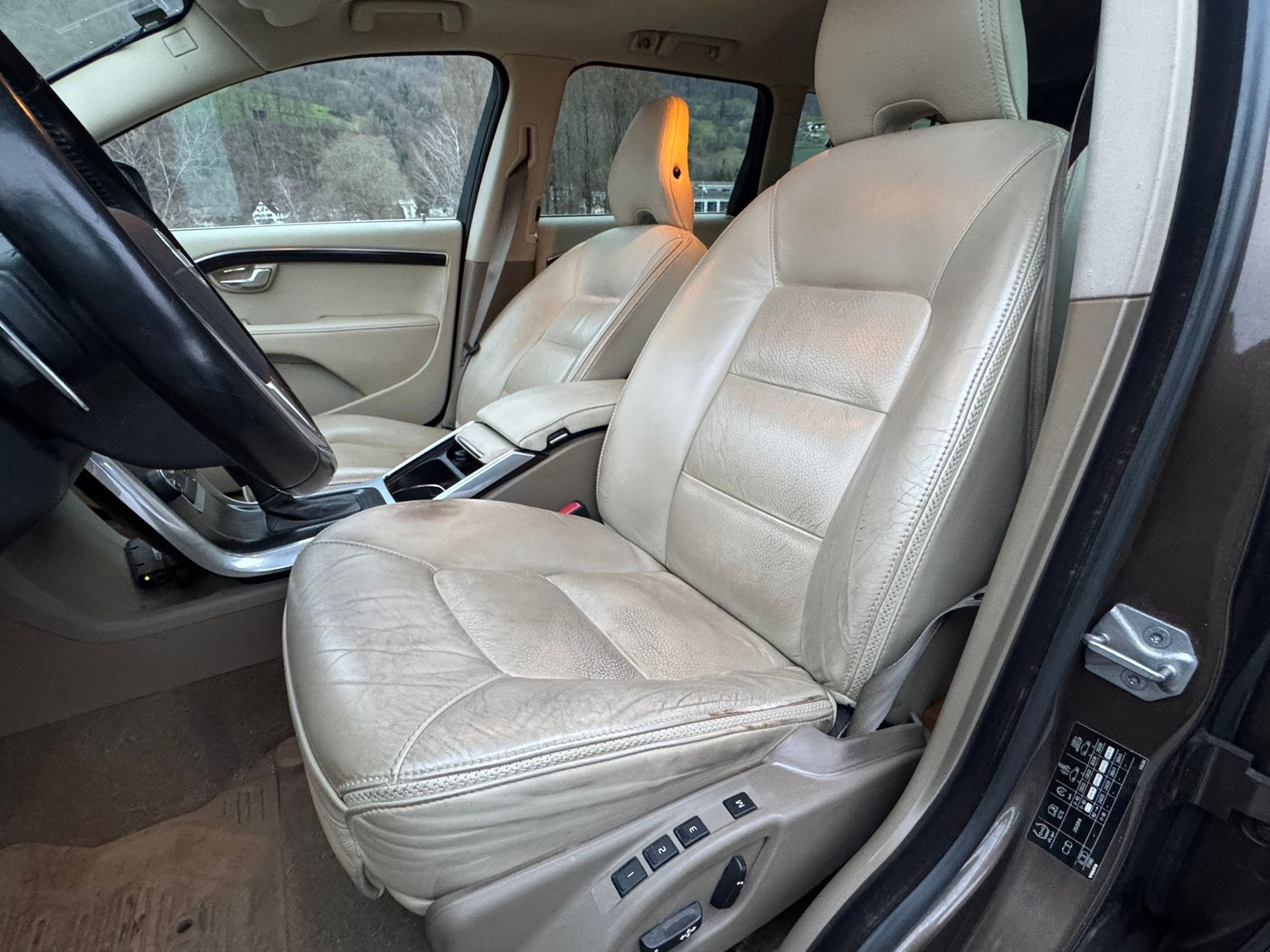 VOLVO XC70 D5 AWD Momentum Geartronic-image-15