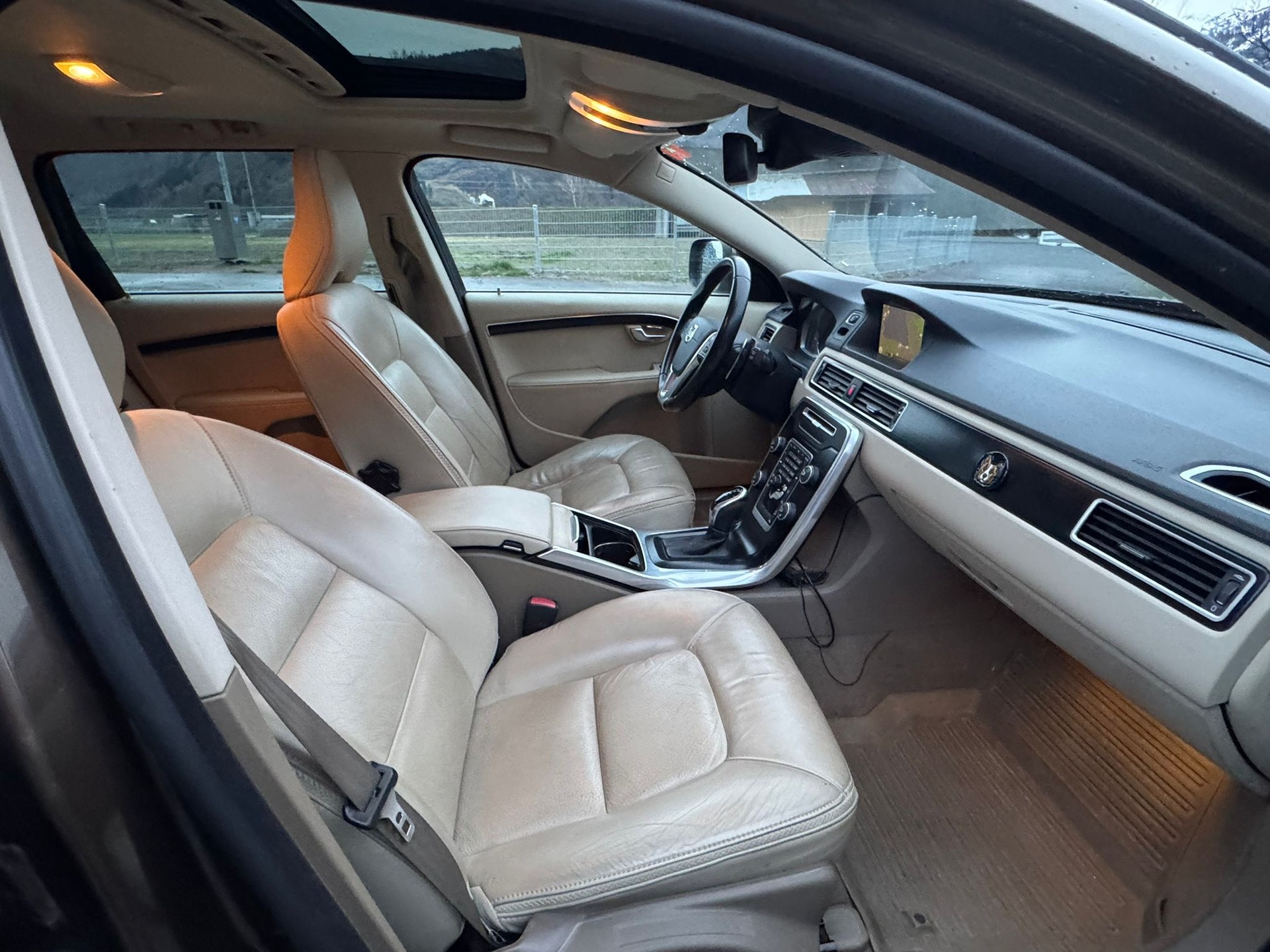 VOLVO XC70 D5 AWD Momentum Geartronic-image-12