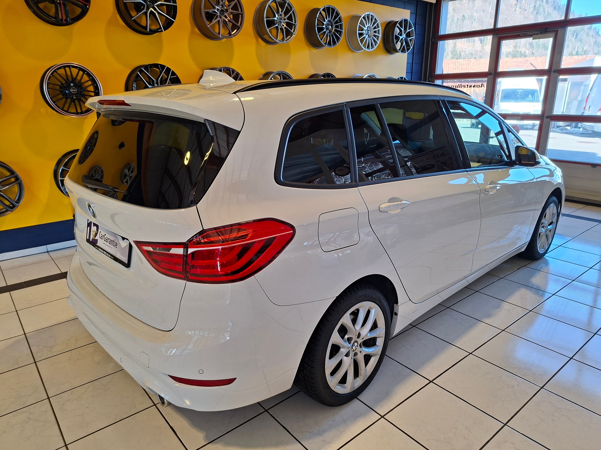 BMW 218d xDrive Gran Tourer Steptronic-image-2