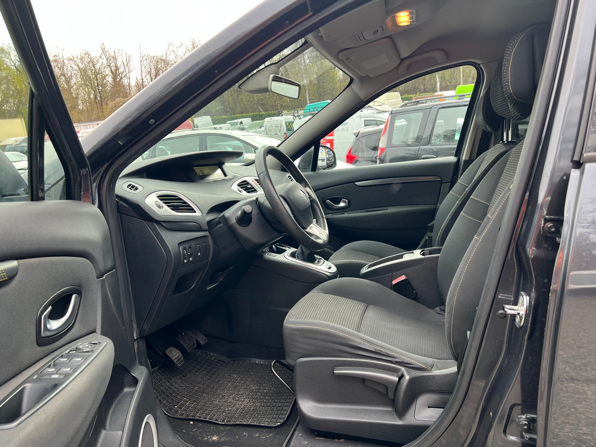 RENAULT Scénic 1.4 16V Turbo Privilège-image-5