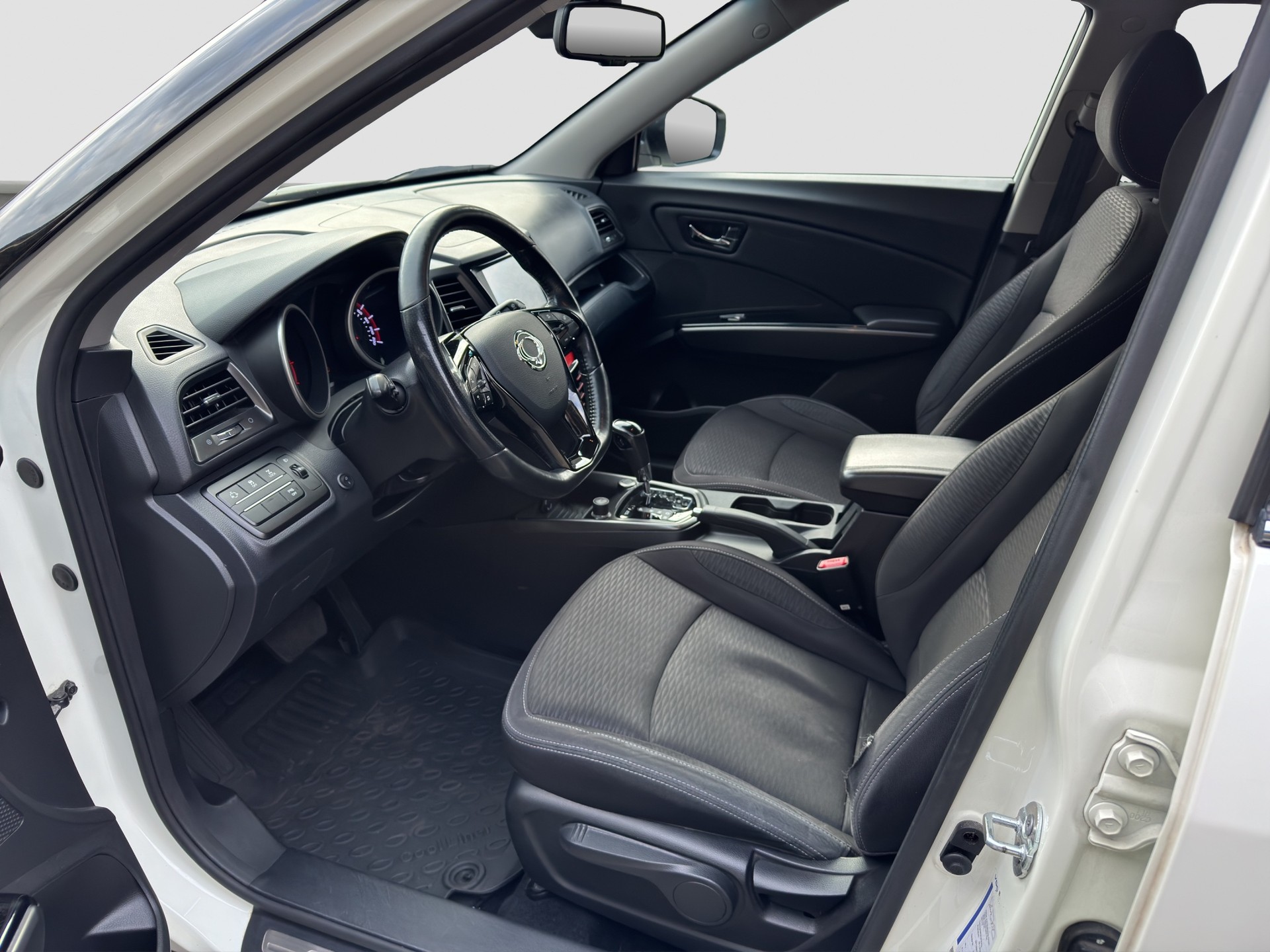 KGM-SsangYong XLV 1.6 e-XGi Quartz 4WD Automatic-image-9