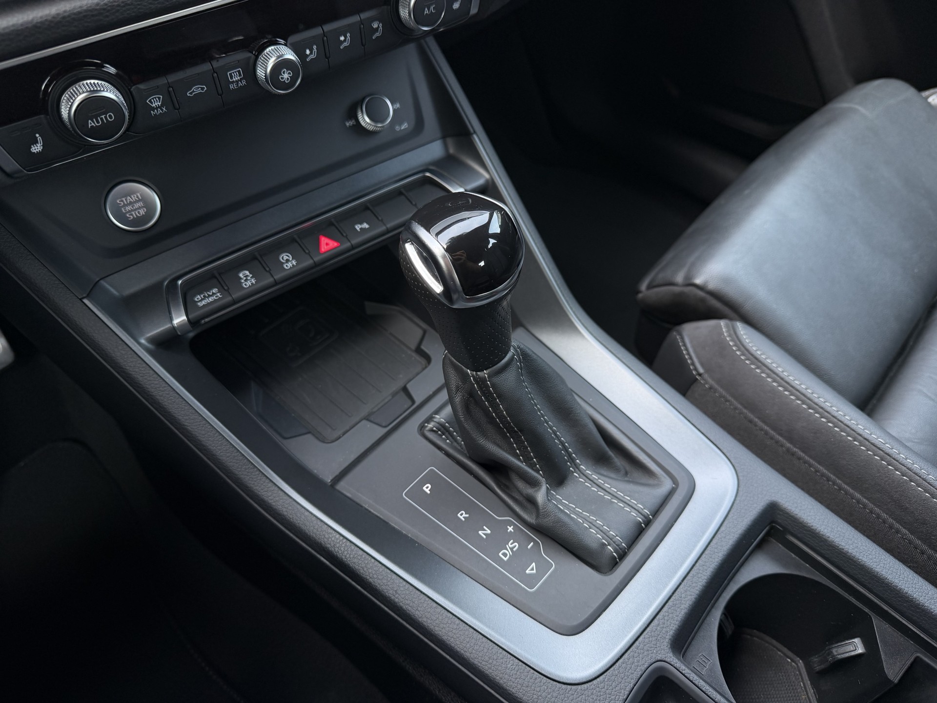 AUDI Q3 40 TDI S line quattro S-tronic-image-12