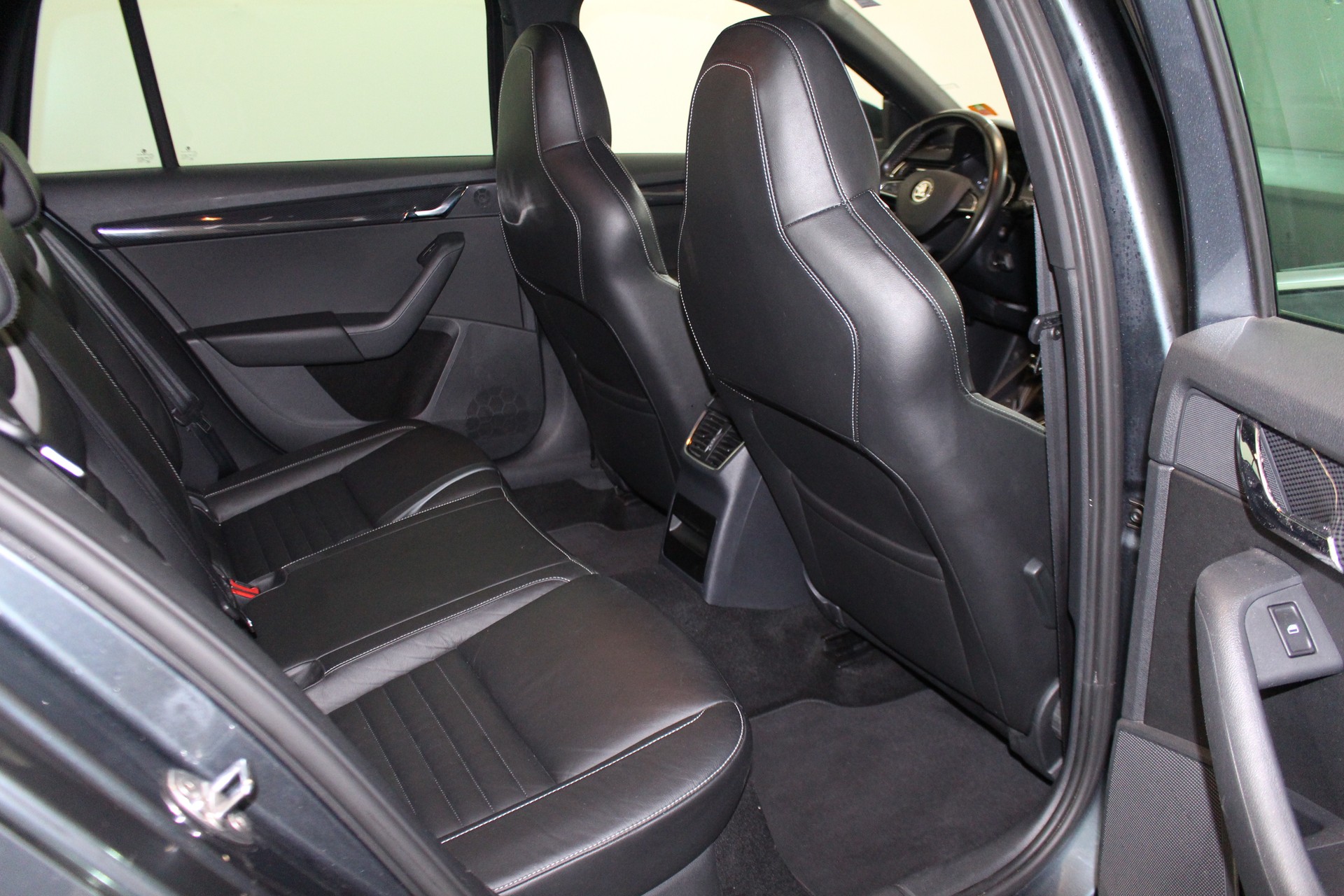 SKODA Octavia Combi 2.0 TDI 184 RS DSG-image-9