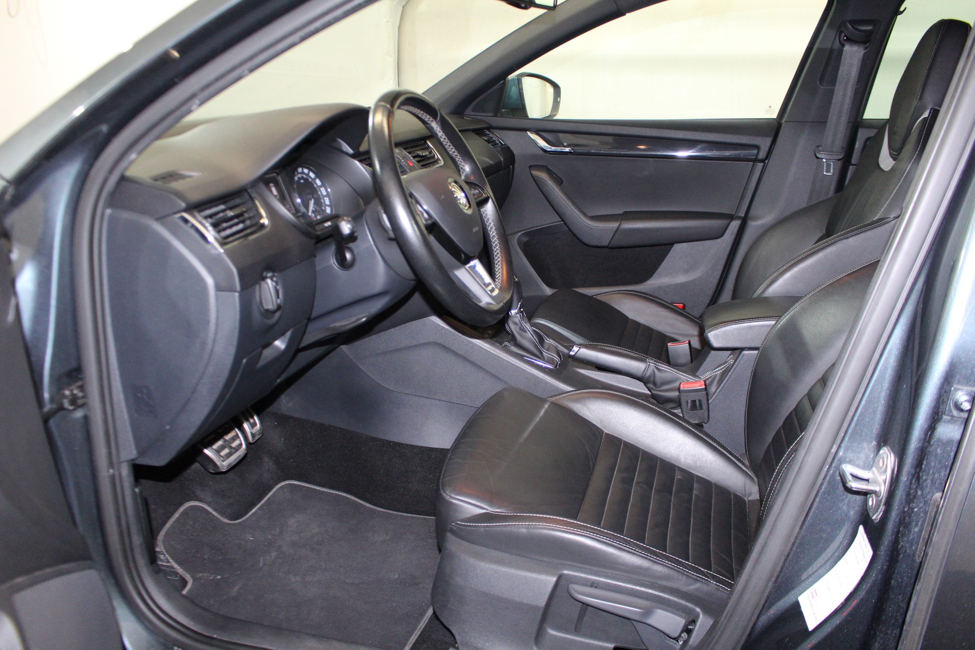 SKODA Octavia Combi 2.0 TDI 184 RS DSG-image-6