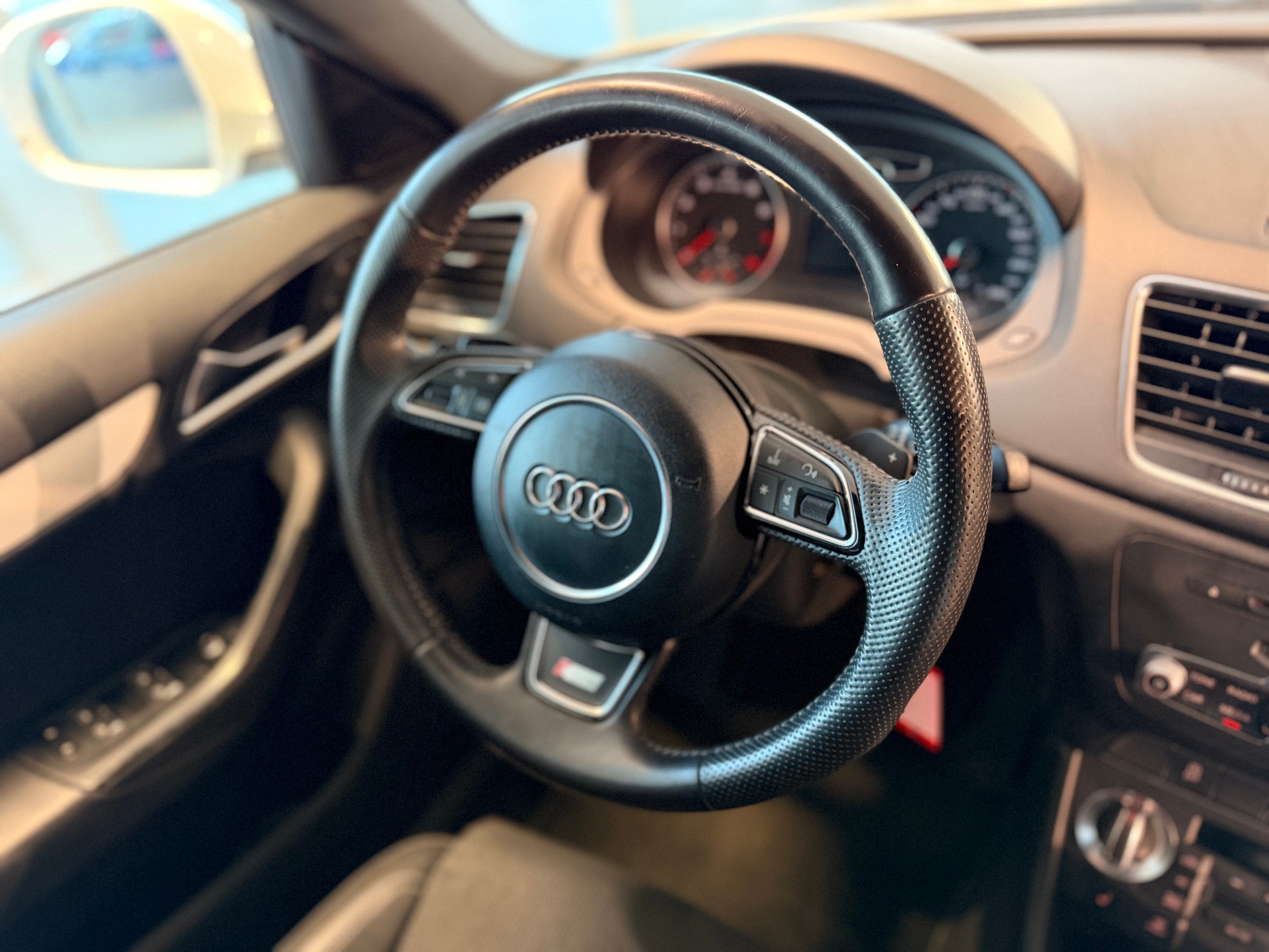 AUDI Q3 2.0 TFSI quattro S-tronic-image-24