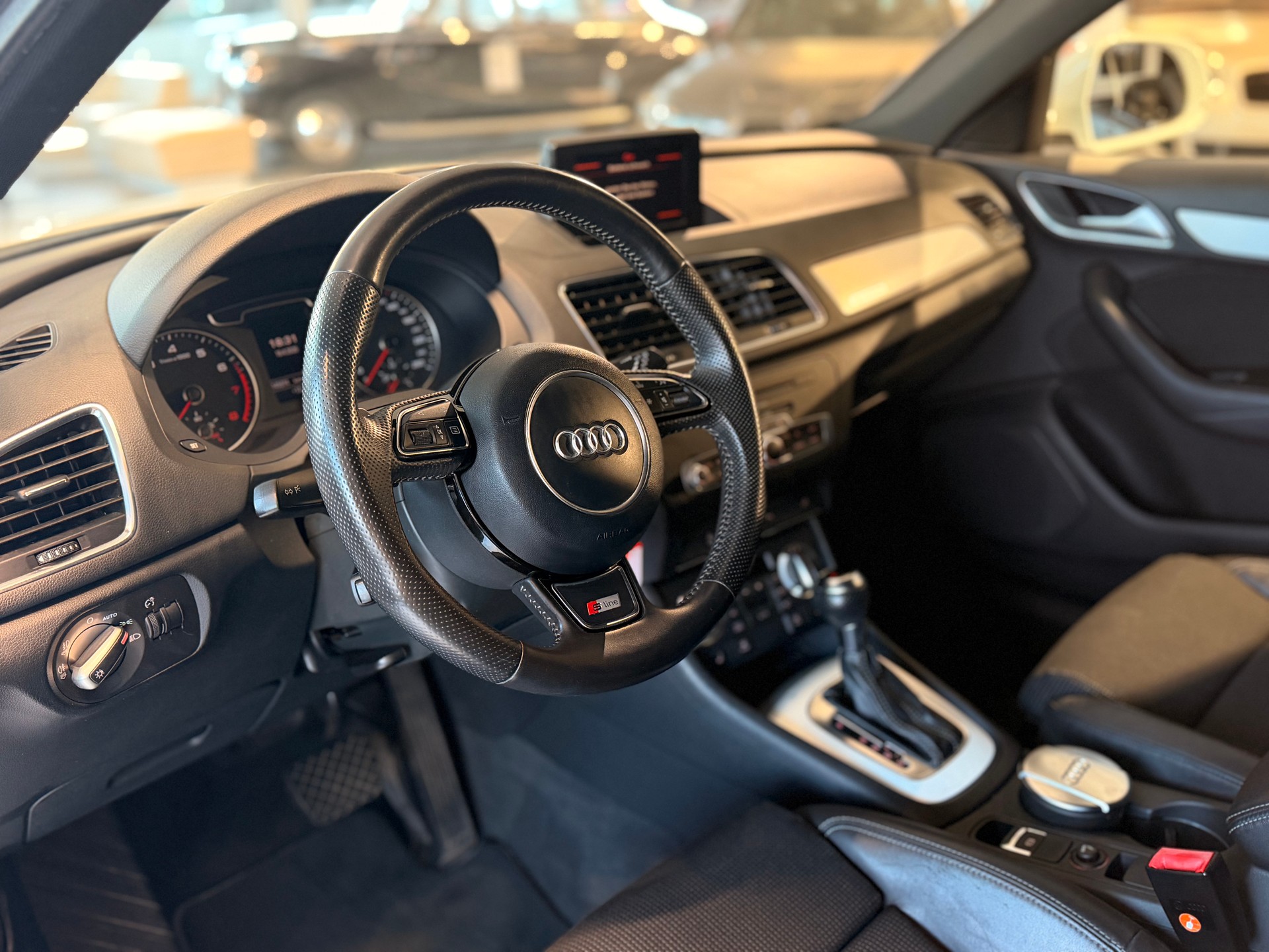 AUDI Q3 2.0 TFSI quattro S-tronic-image-10