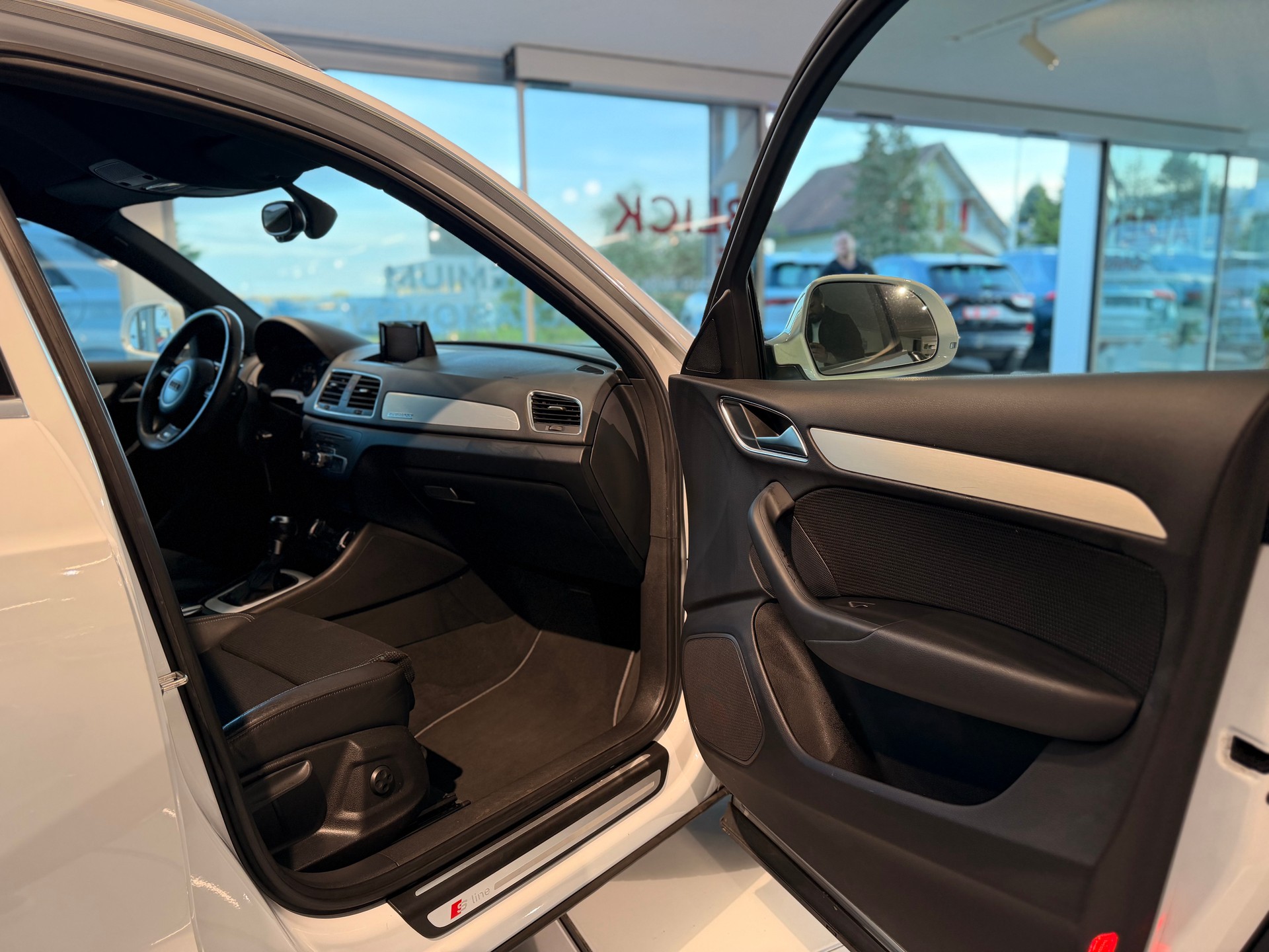 AUDI Q3 2.0 TFSI quattro S-tronic-image-18