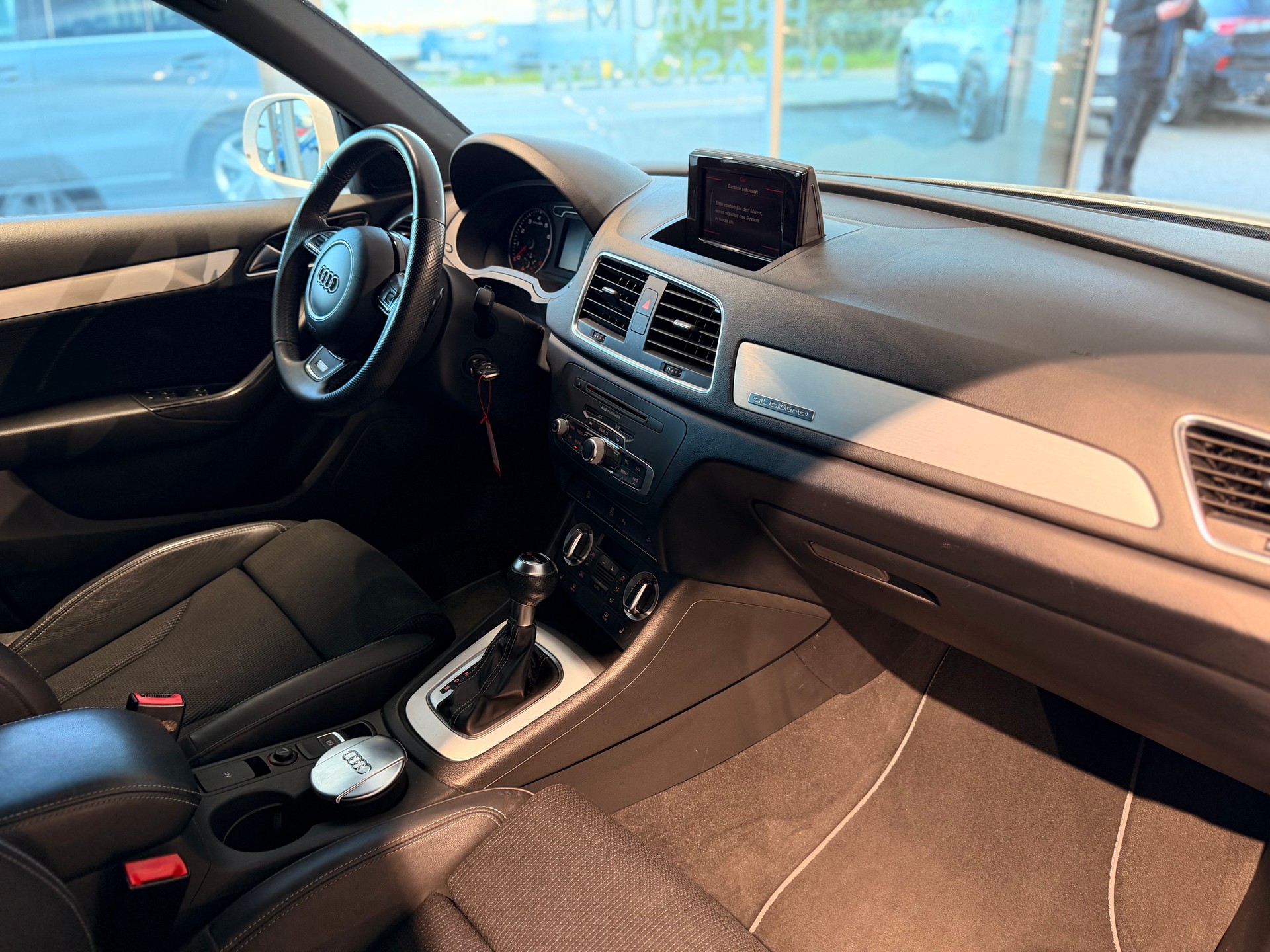 AUDI Q3 2.0 TFSI quattro S-tronic-image-19