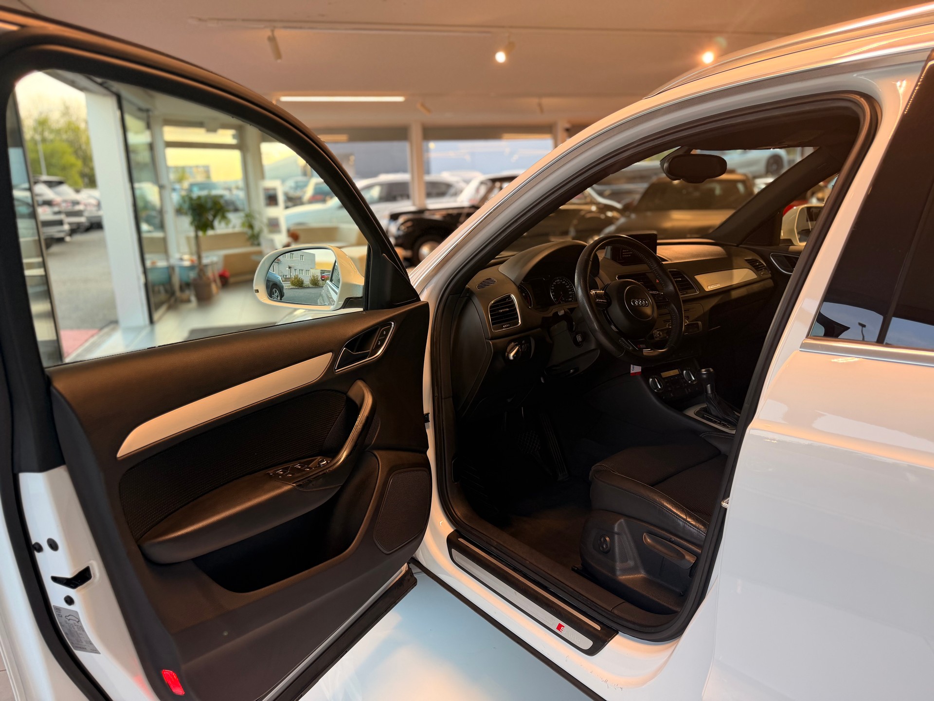 AUDI Q3 2.0 TFSI quattro S-tronic-image-11