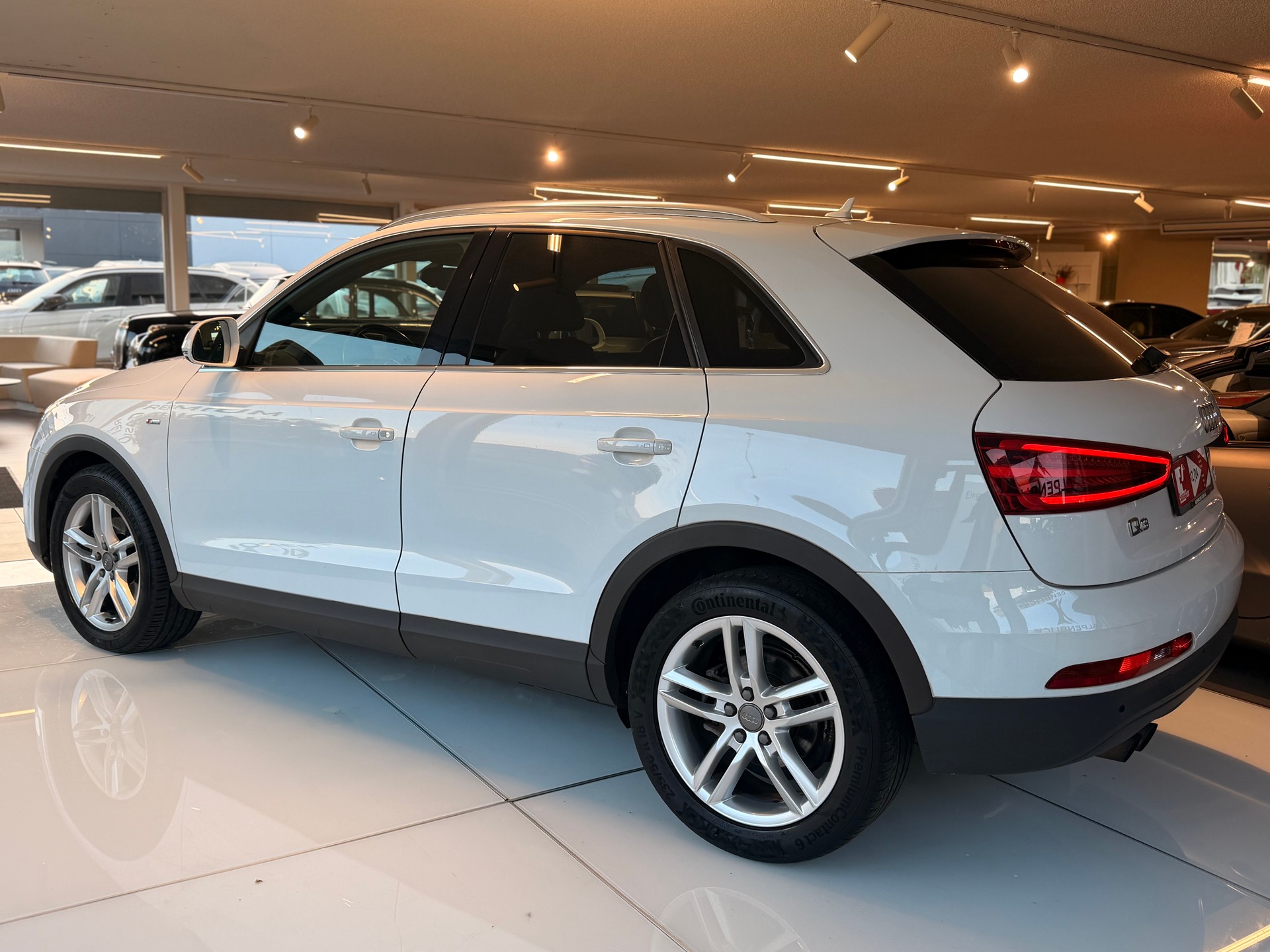 AUDI Q3 2.0 TFSI quattro S-tronic-image-9