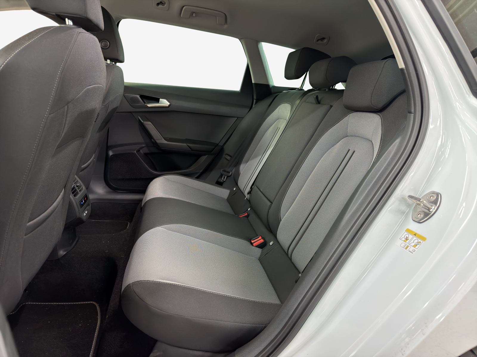 SEAT Leon ST 1.5 eHybrid pHEV DSG Business Edition-image-11