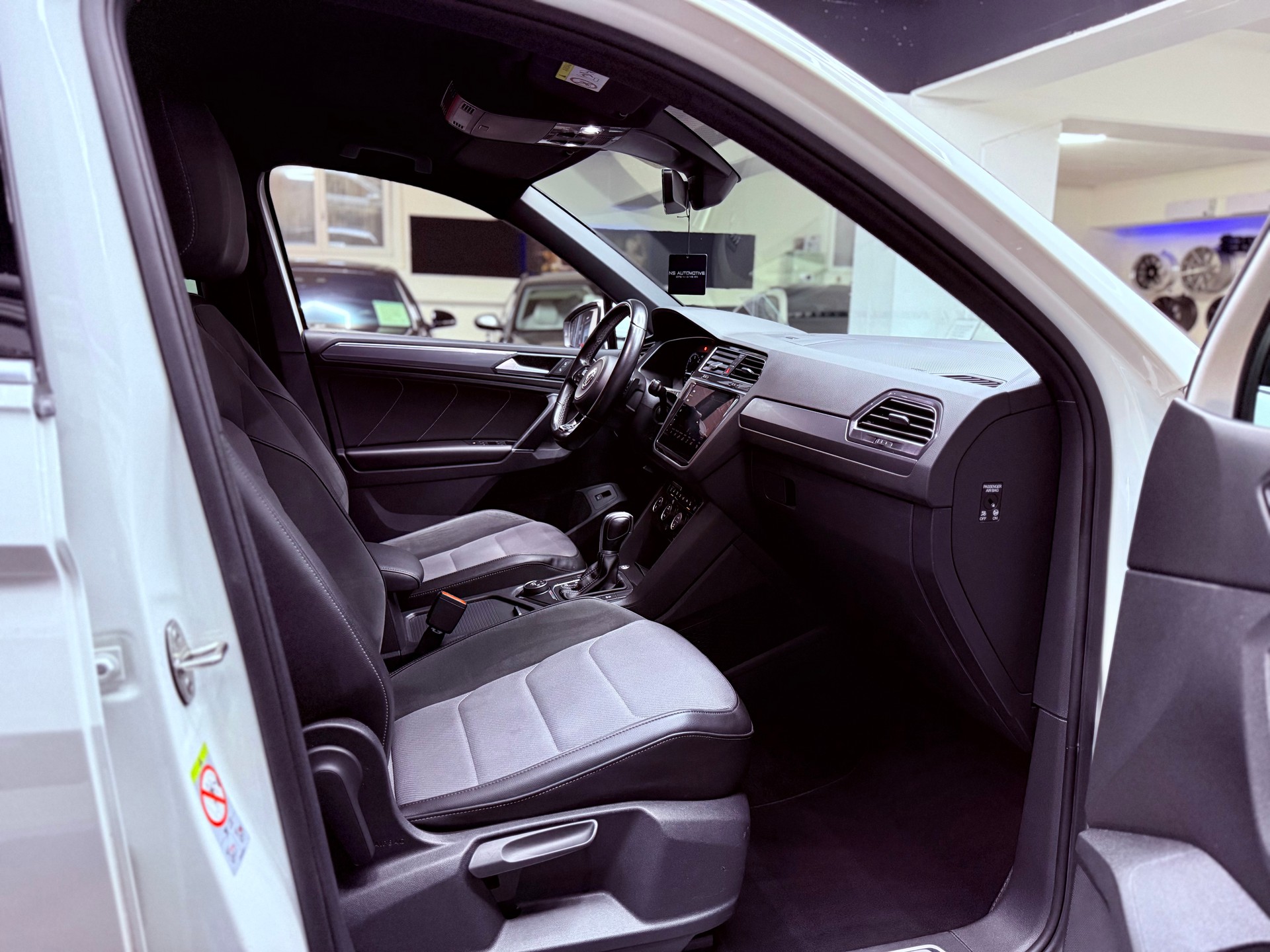 VW Tiguan 2.0 TDI SCR R-Line 4Motion DSG-image-25