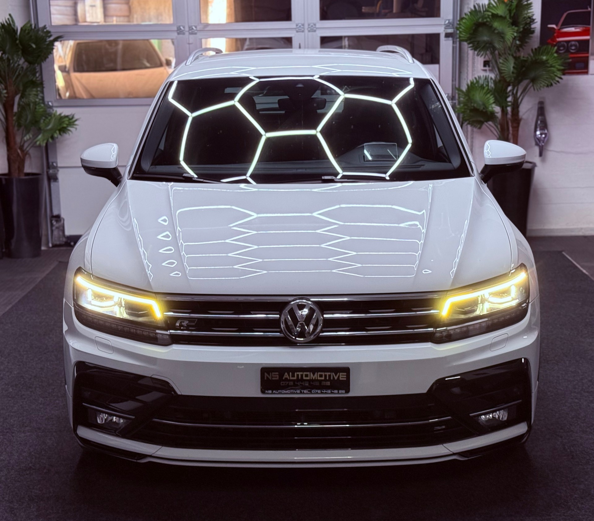 VW Tiguan 2.0 TDI SCR R-Line 4Motion DSG-showroom-element-1
