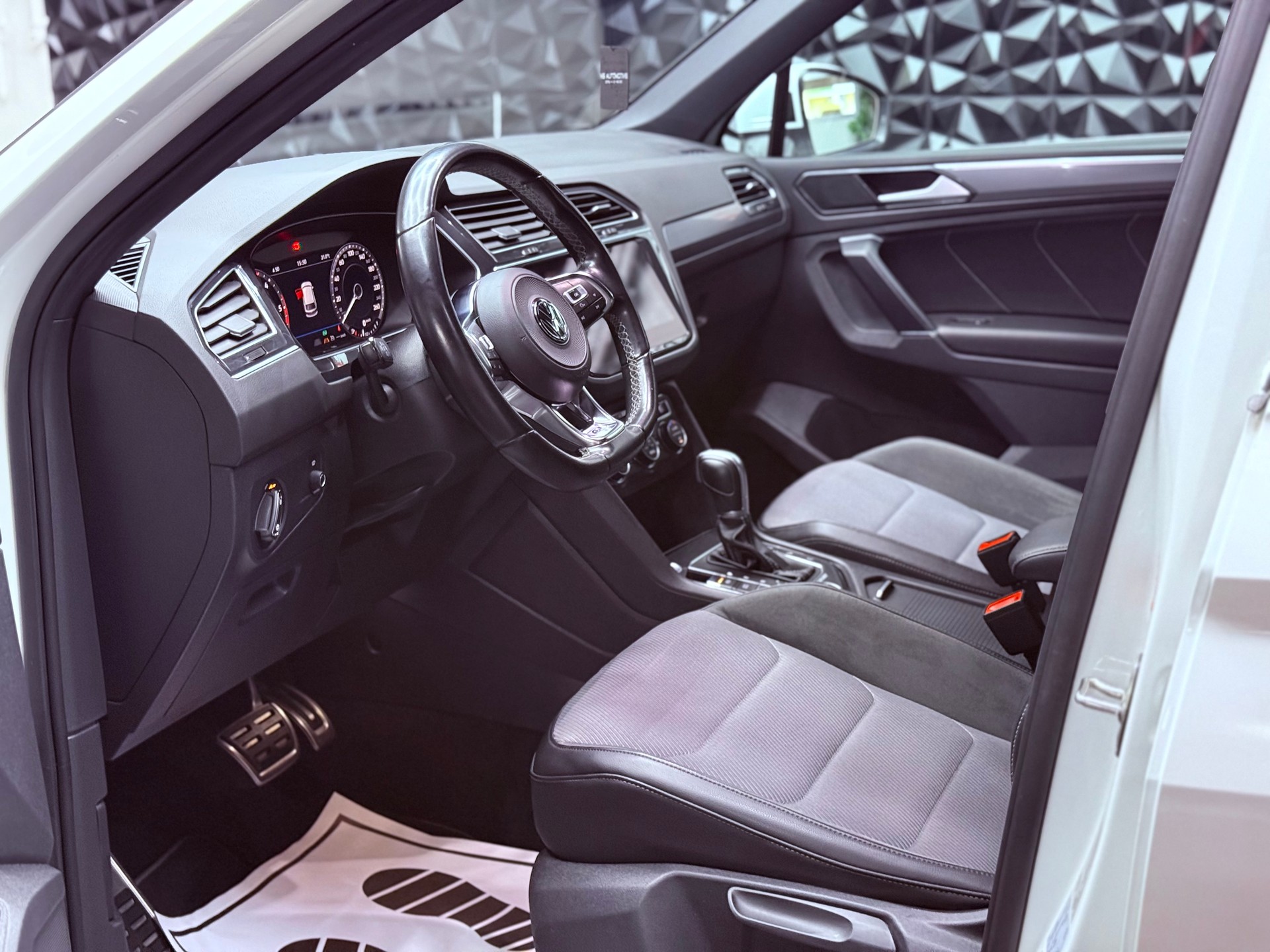 VW Tiguan 2.0 TDI SCR R-Line 4Motion DSG-image-17