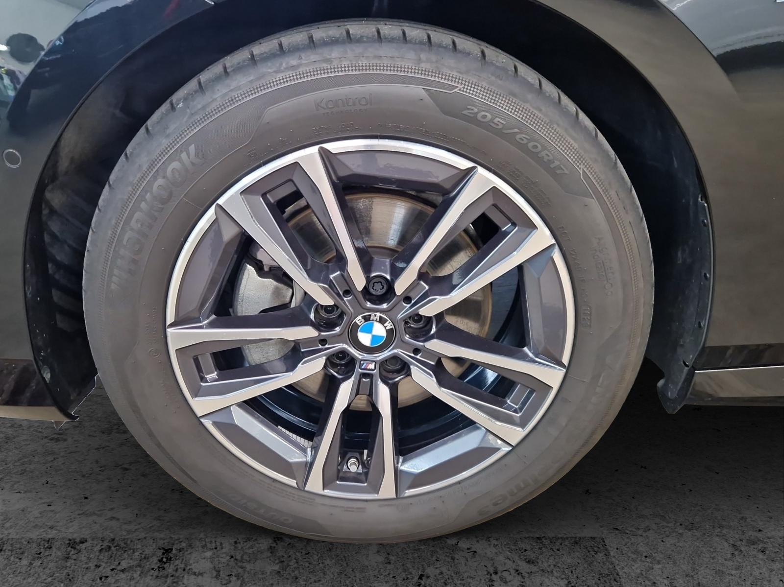 BMW 218d Active Tourer-image-8