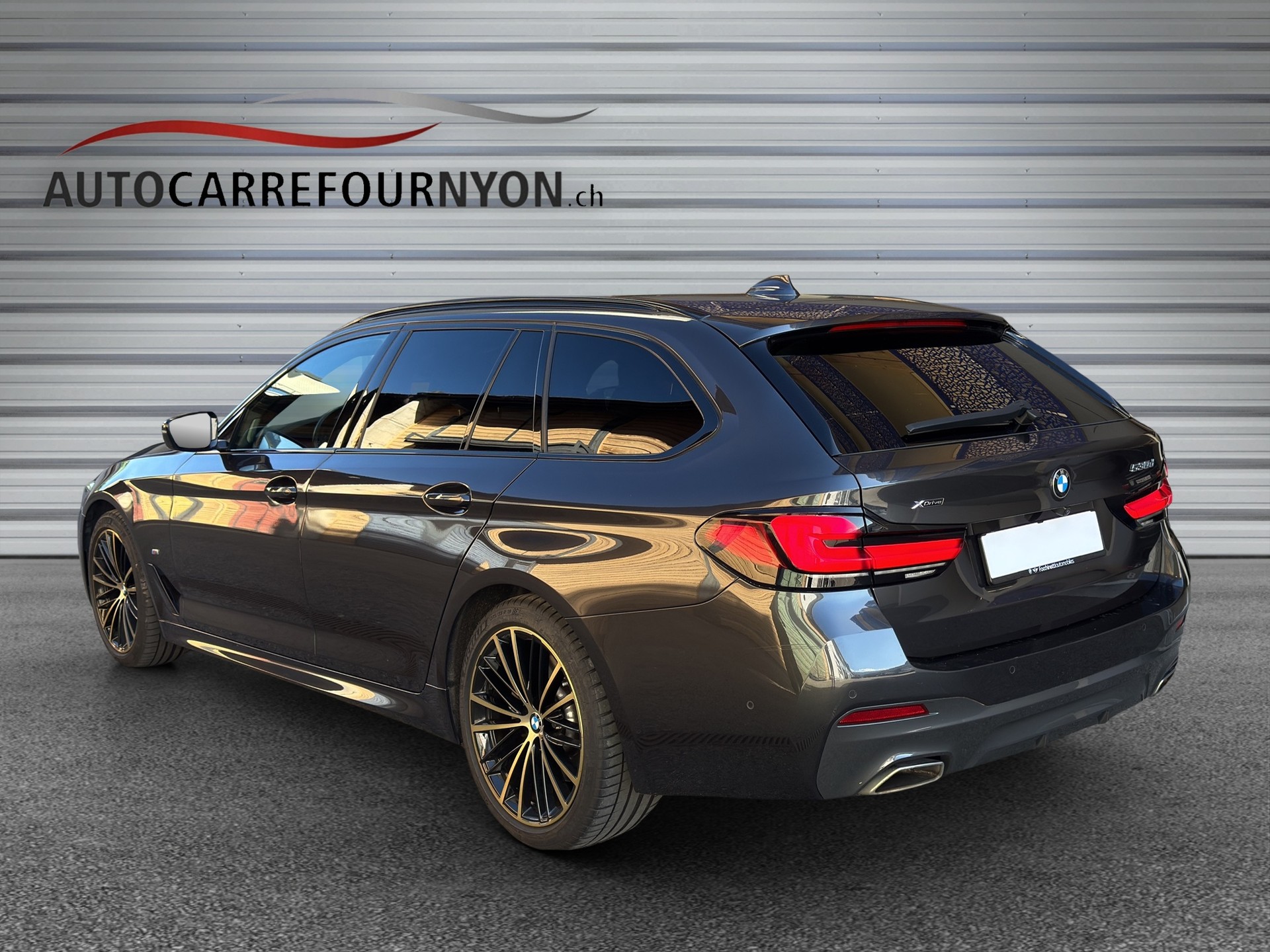 BMW 530d xDrive 48V Touring M Sport Steptronic-showroom-element-3