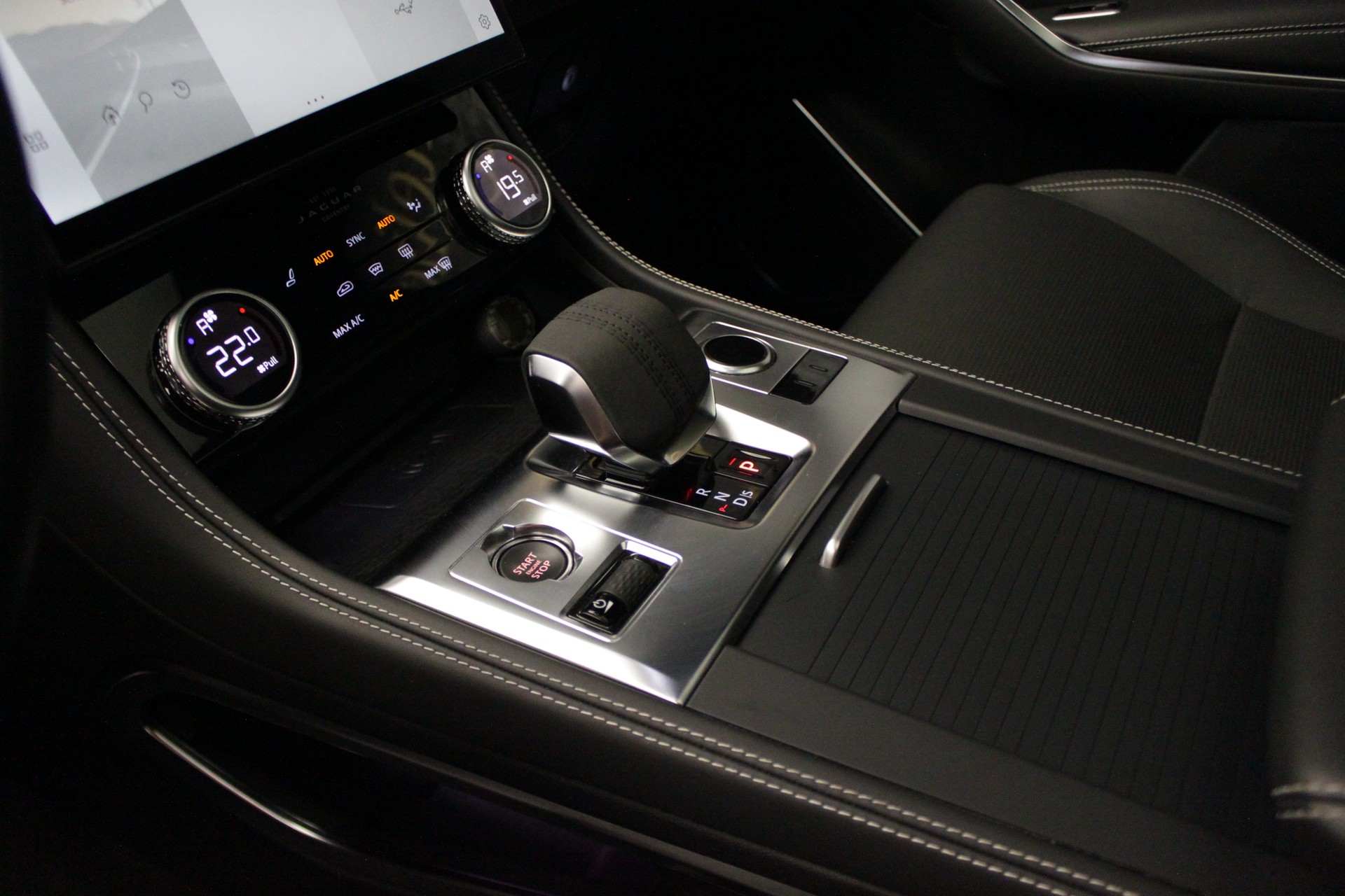 JAGUAR F-Pace 3.0 P400 Sport MHEV AWD-image-21