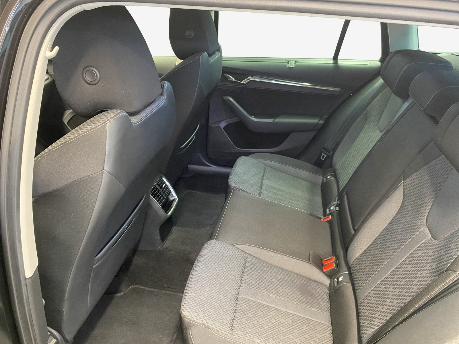 SKODA Octavia Combi 1.5 TSI mHEV DSG Style-image-11
