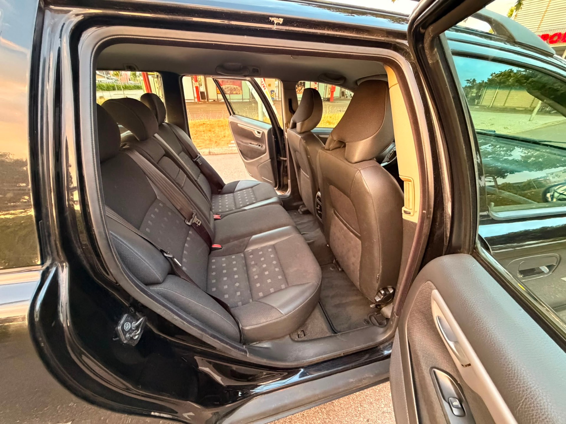 VOLVO V70 2.4 Summum-image-9