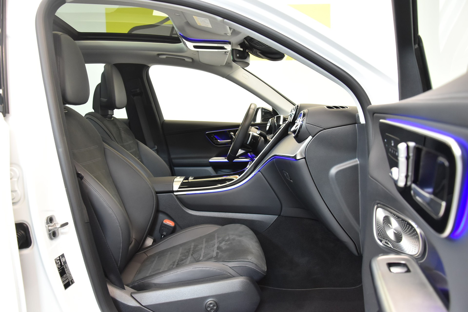 MERCEDES-BENZ GLC 300 4Matic AMG Line 9G-Tronic-image-3