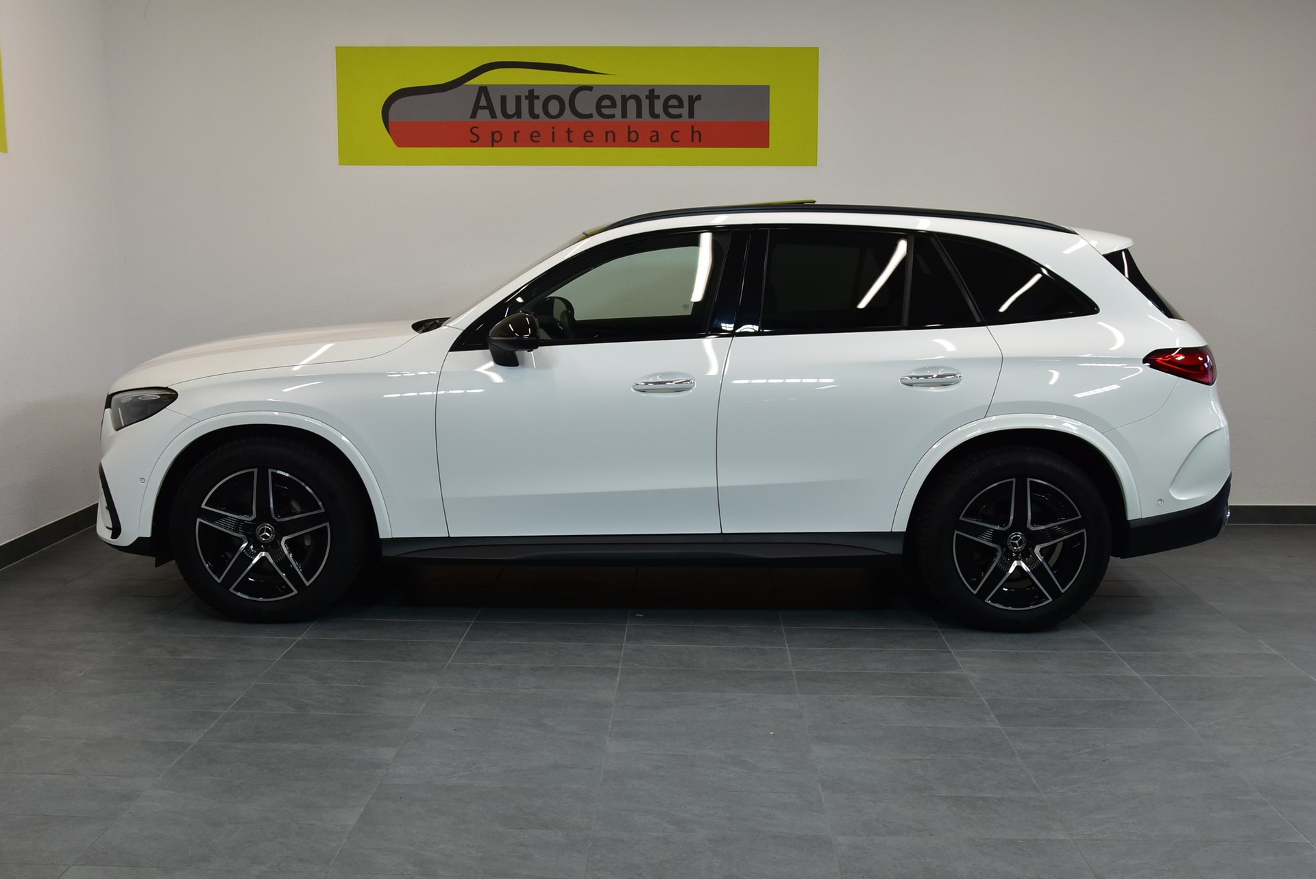 MERCEDES-BENZ GLC 300 4Matic AMG Line 9G-Tronic-image-14
