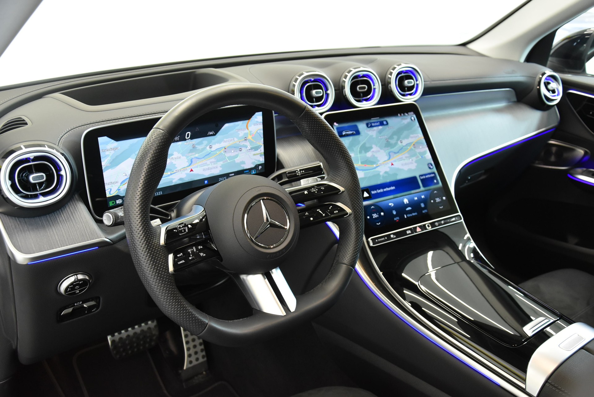 MERCEDES-BENZ GLC 300 4Matic AMG Line 9G-Tronic-image-2
