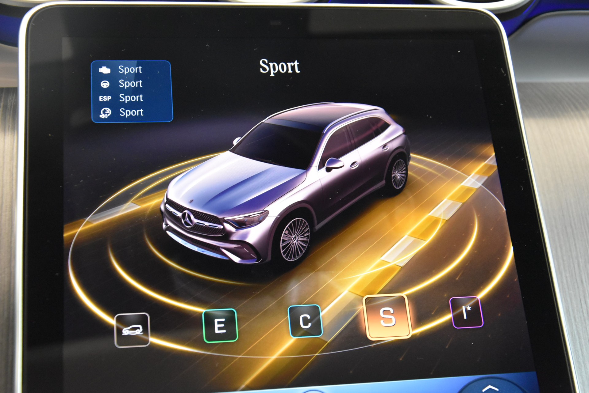 MERCEDES-BENZ GLC 300 4Matic AMG Line 9G-Tronic-image-12