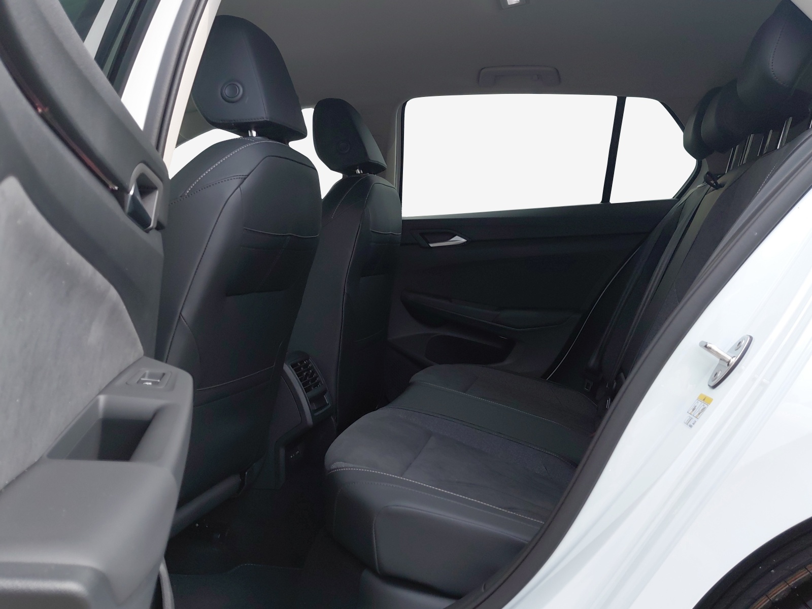 VW Golf 1.5 e TSI mHEV United DSG-image-11