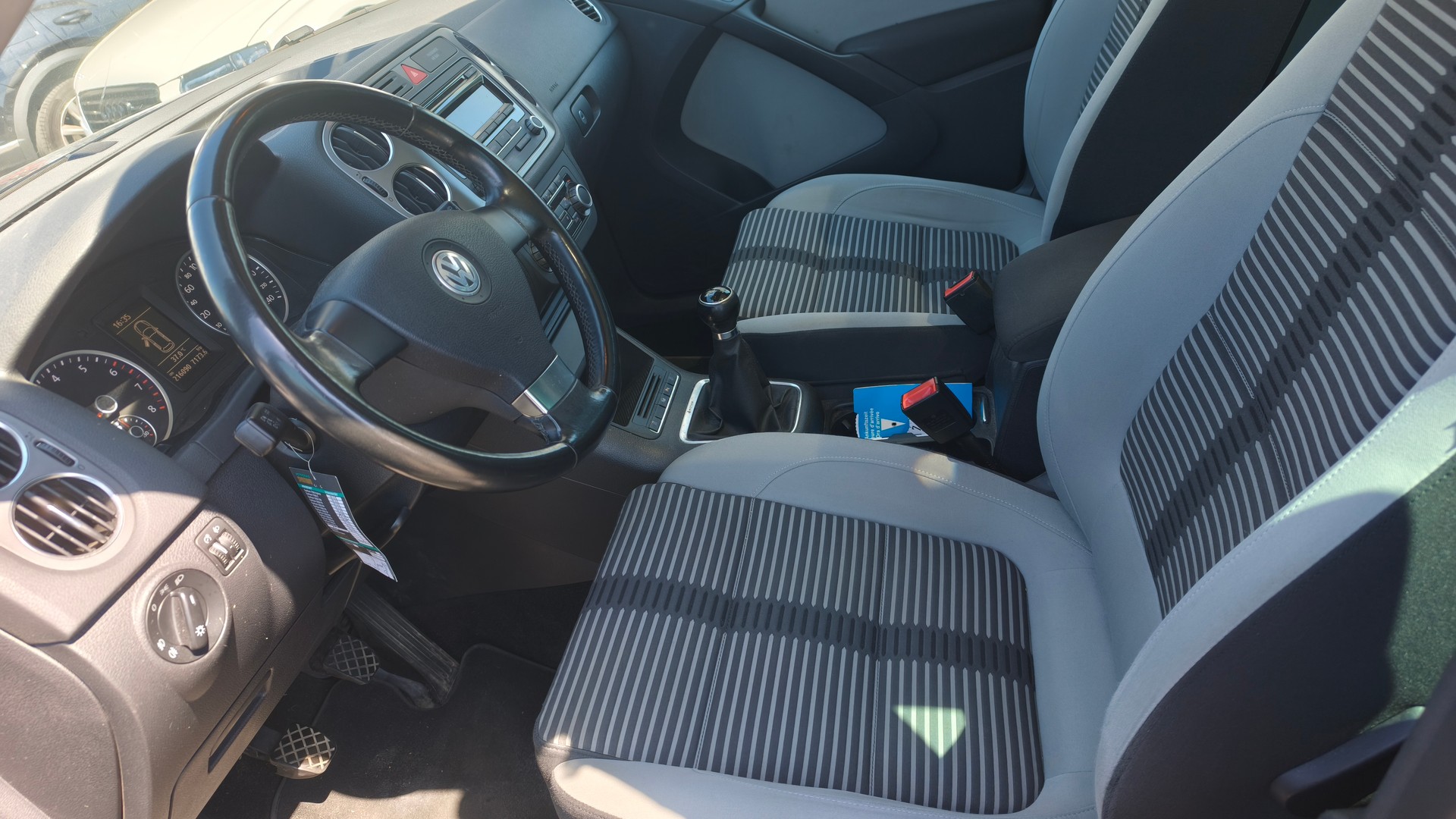 VW Tiguan 2.0 TSI Sport&Style-image-17