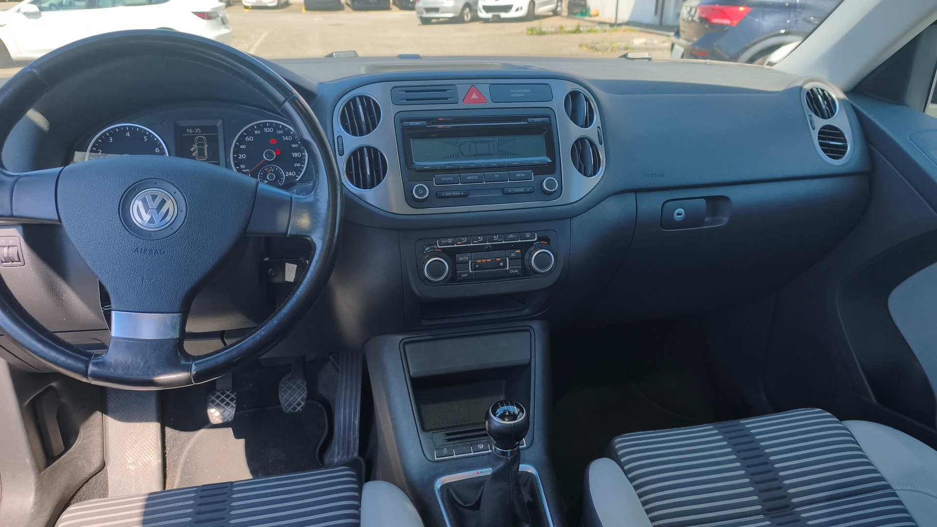 VW Tiguan 2.0 TSI Sport&Style-image-15