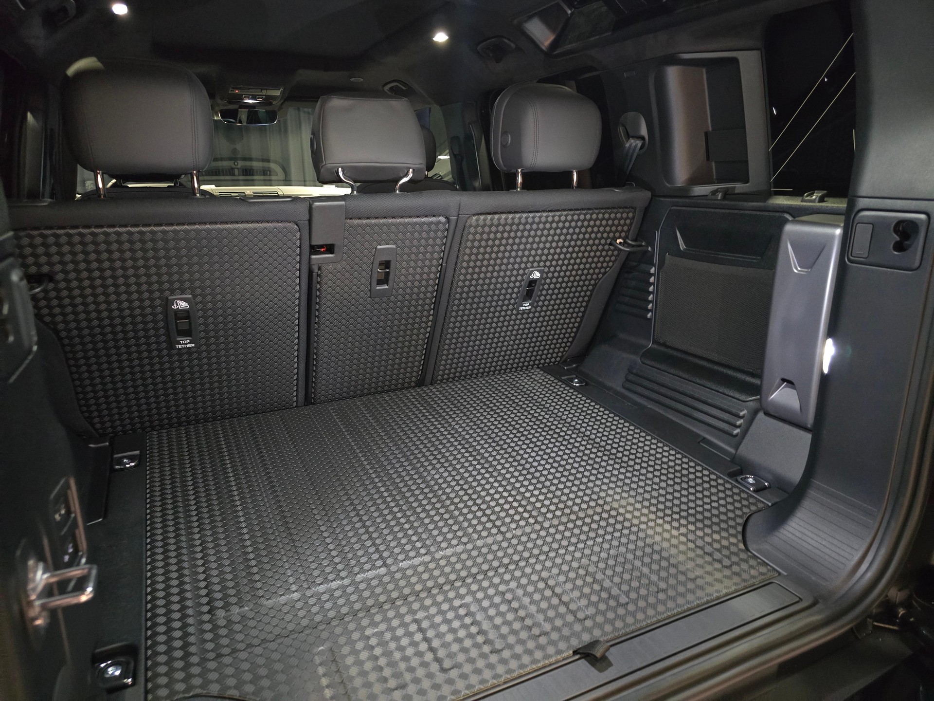 LAND ROVER Defender 110 3.0 D I6 250 X-Dynamic SE-image-4