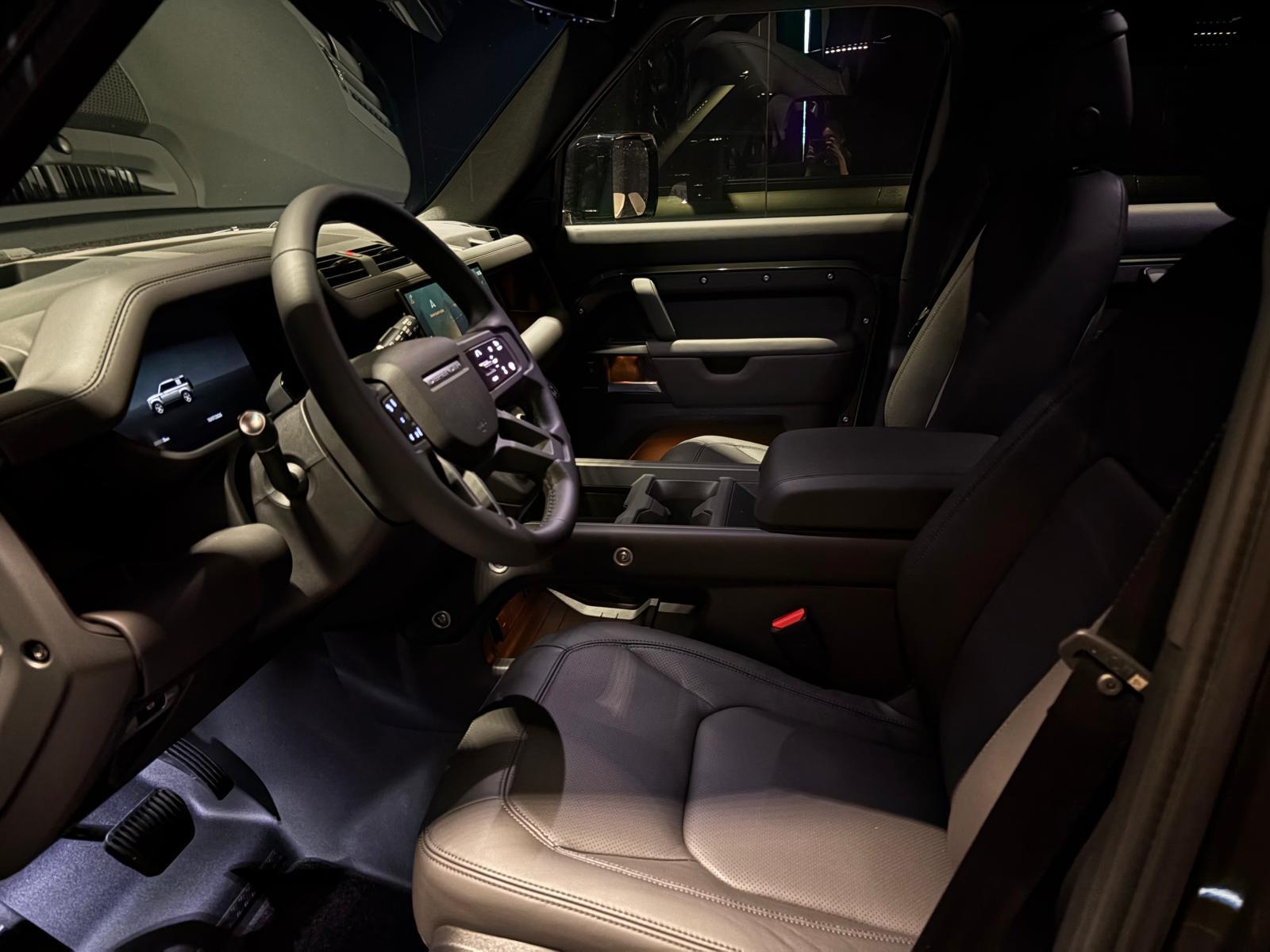 LAND ROVER Defender 110 3.0 D I6 250 X-Dynamic SE-image-8