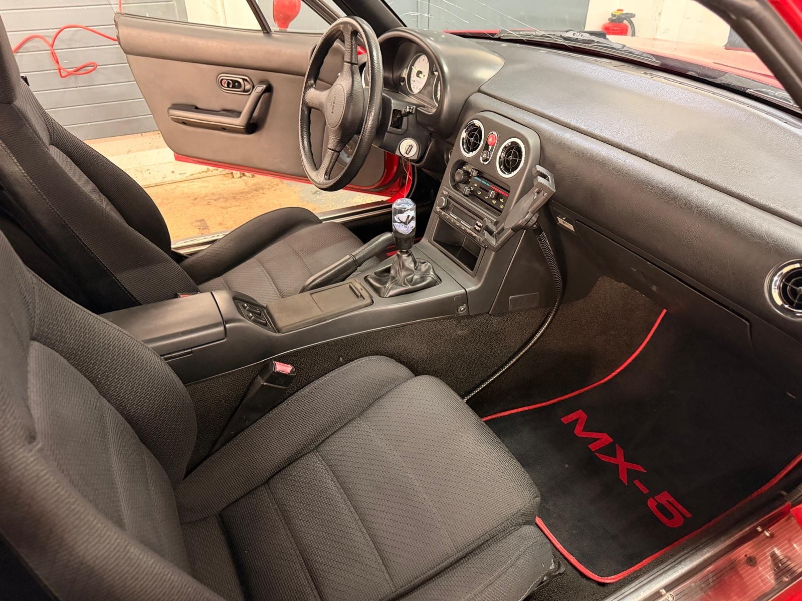 MAZDA MX-5 1.6i-16-image-10
